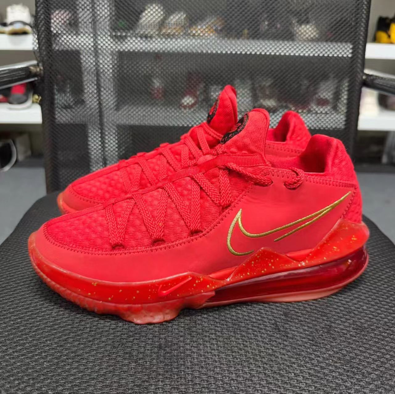 Nike LeBron 17 Low 