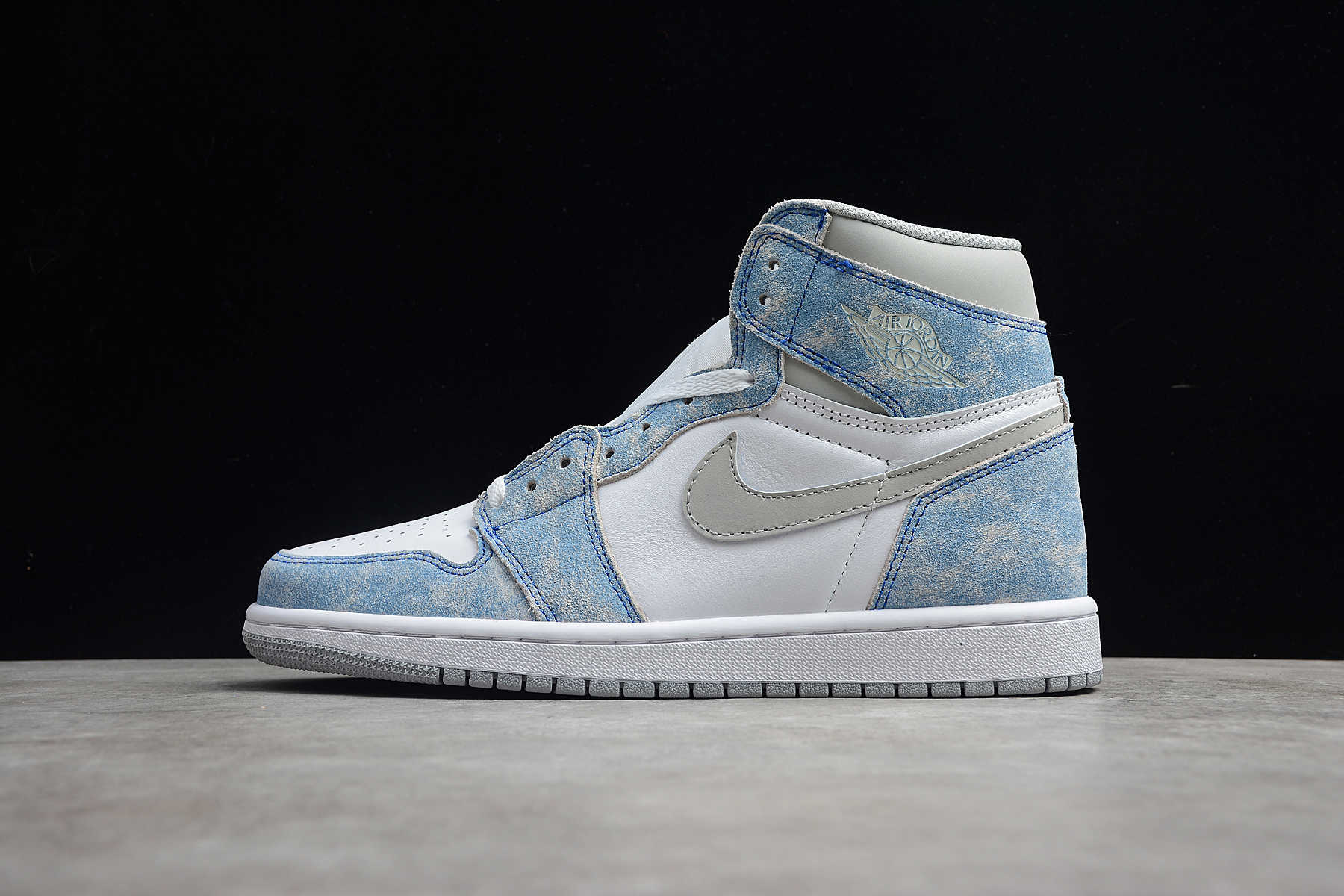 Air Jordan 1 Retro High OG Hyper Royal Sneaker 555088-402