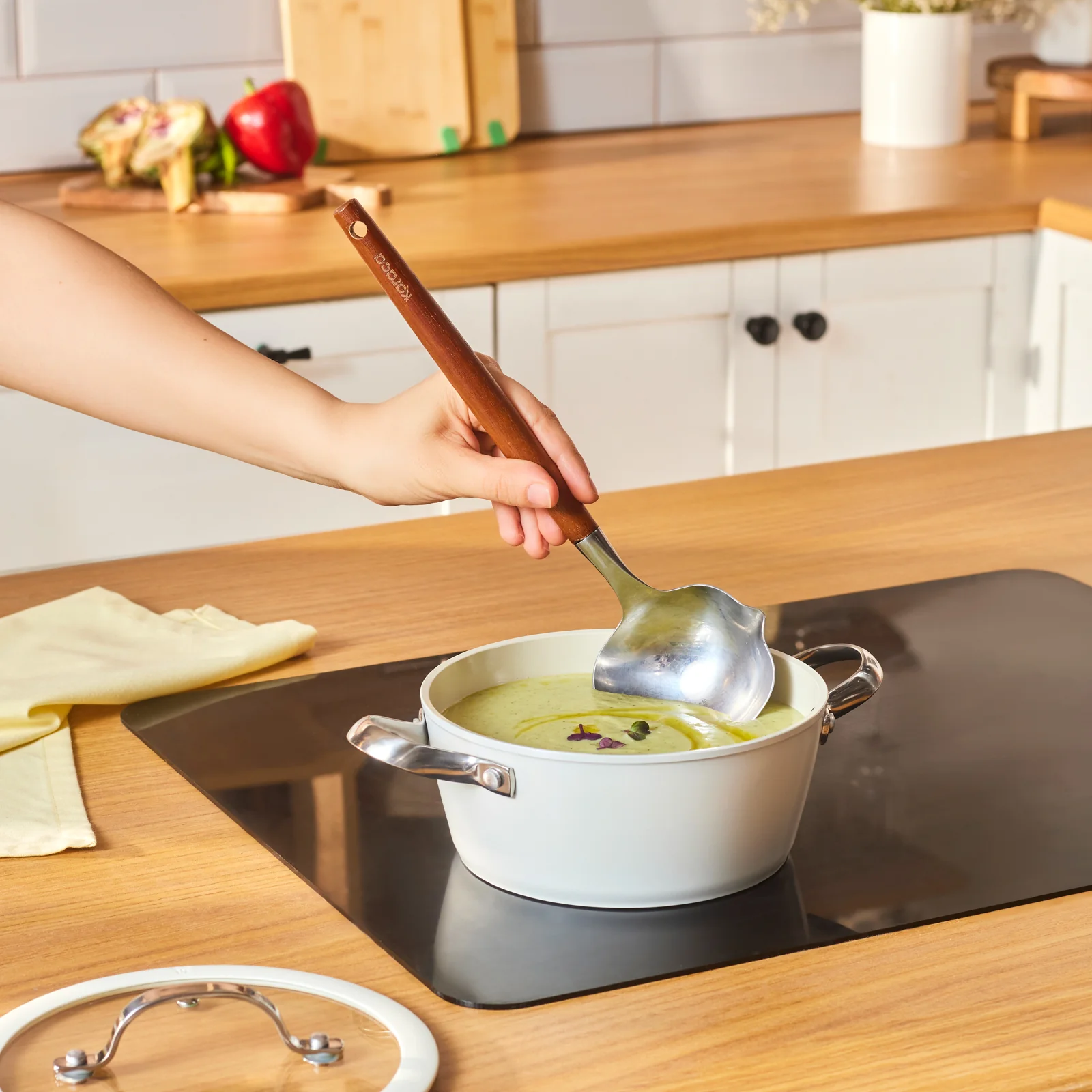 Karaca Swiss Crystal Almond Cream – Casserole avec poignée en acier inoxydable 18 cm