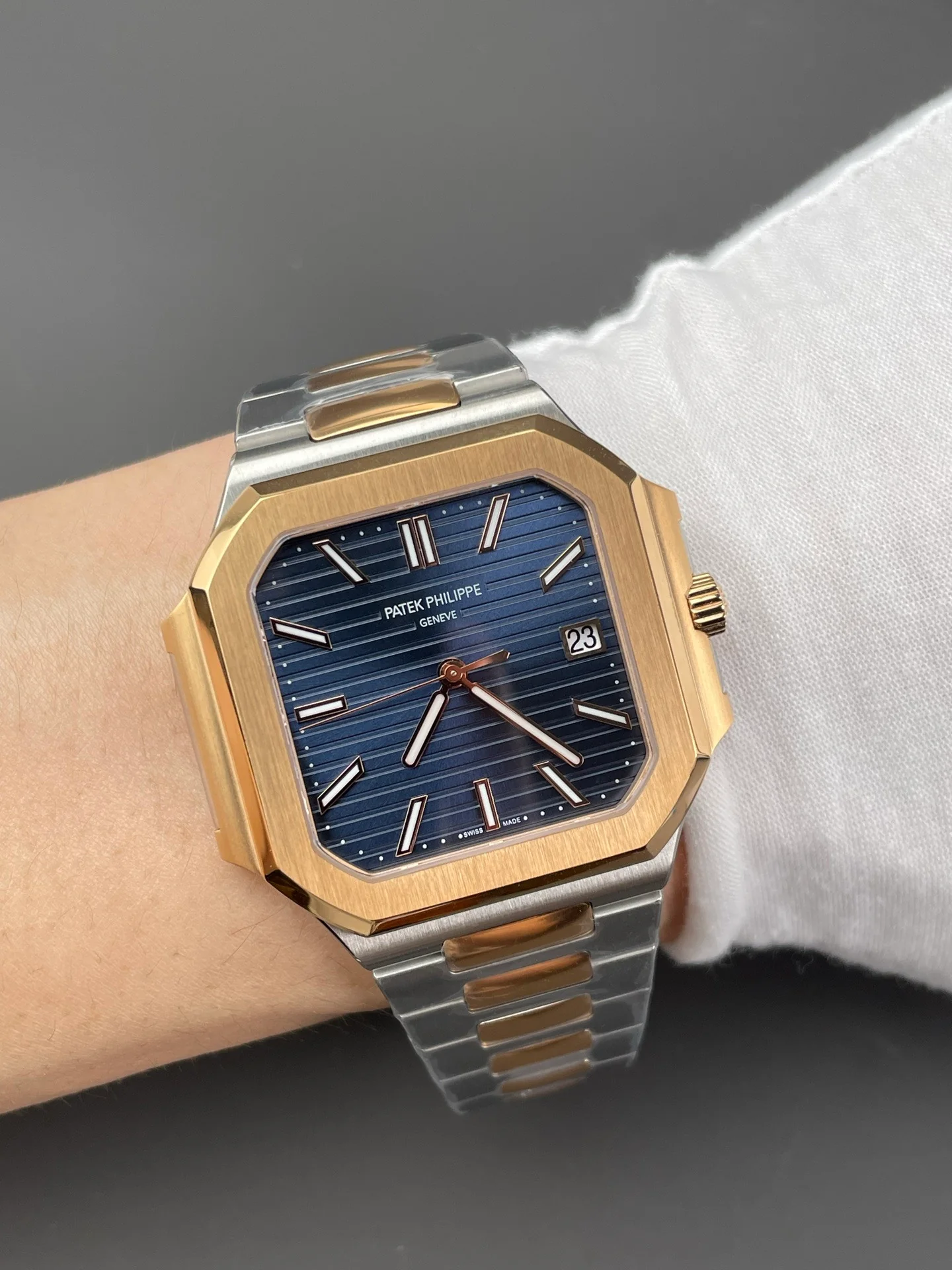 New Cubitus 5821 Rose Gold (Small TV)