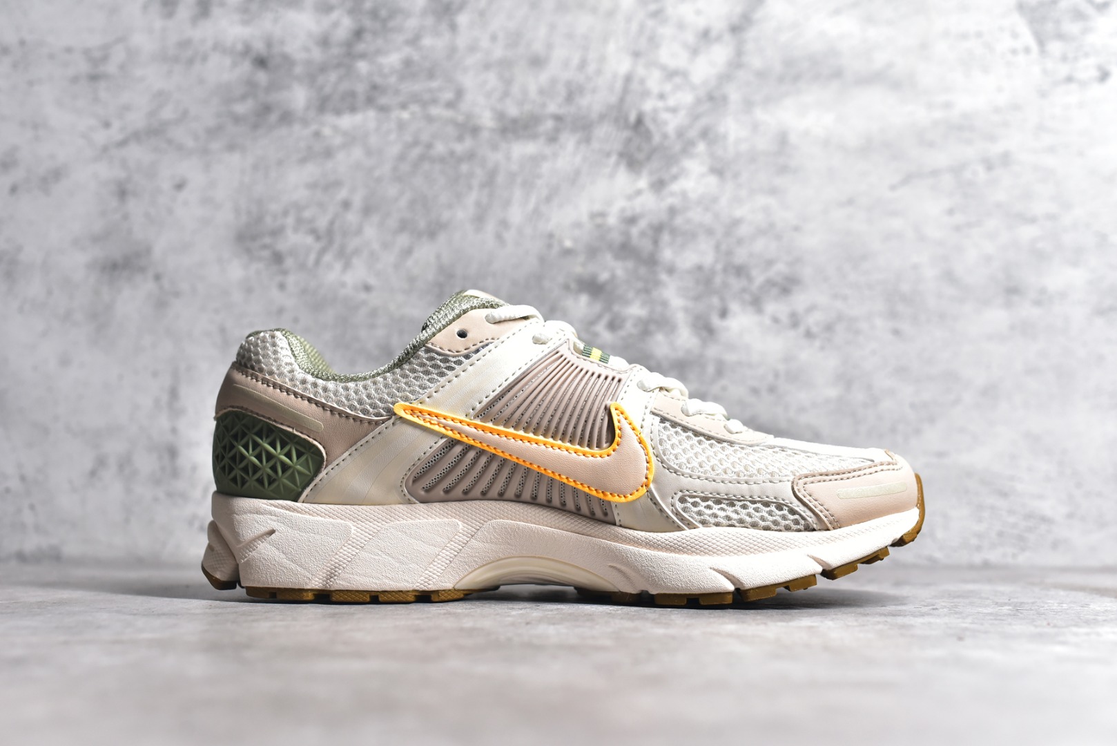NIKE ZOOM VOMERO 5 SAIL LASER ORANGE MEDIUM OLIVE (W) FQ6868-181
