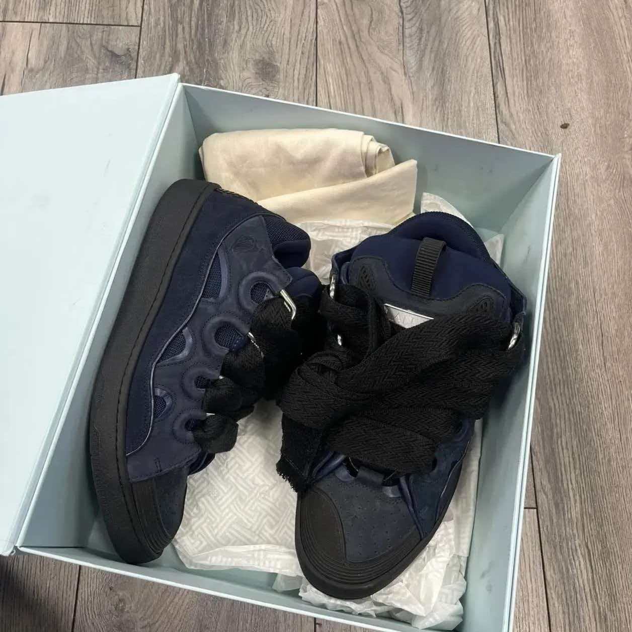 Lanvin Curb