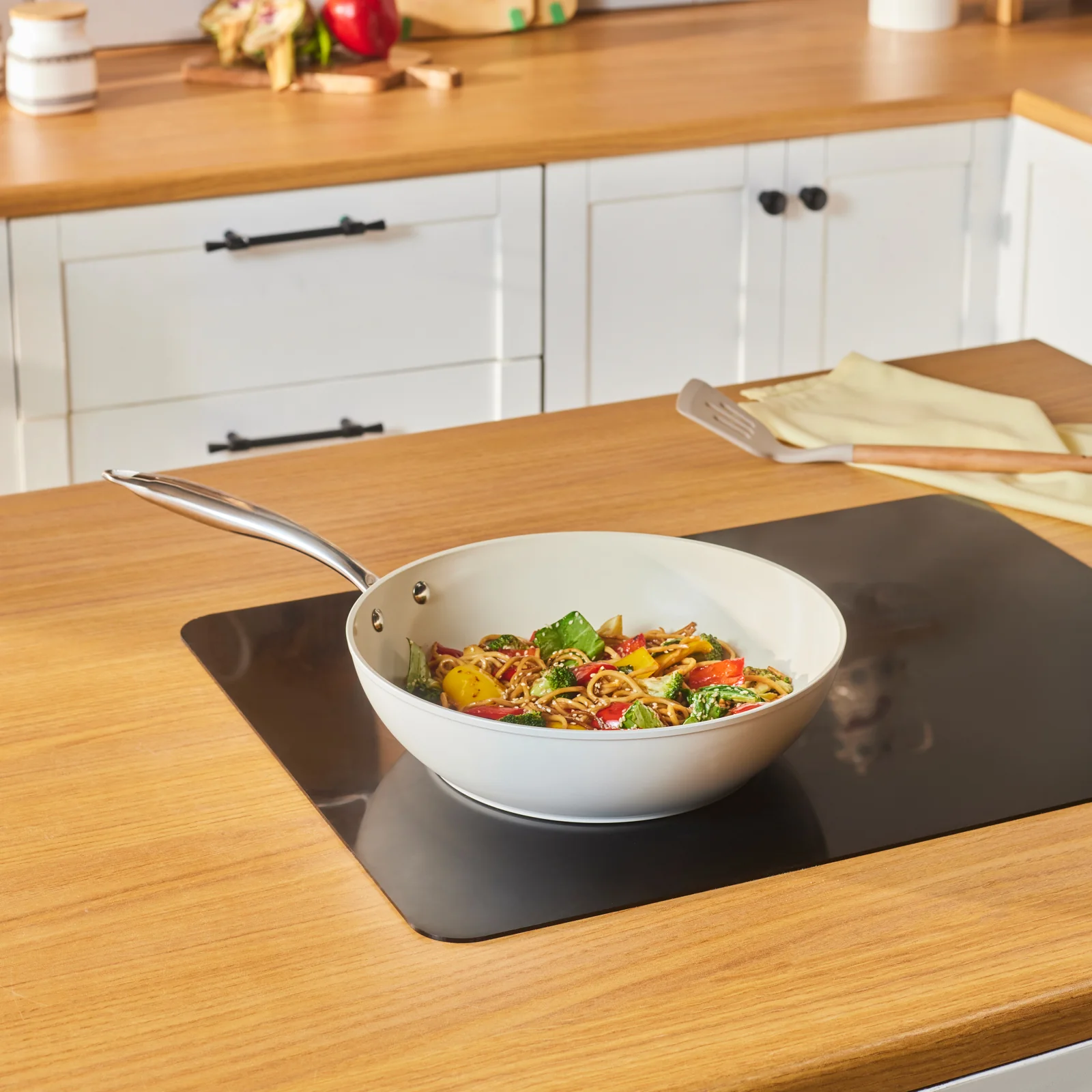 Karaca Swiss Crystal Almond Cream – Wok avec manche 28 cm