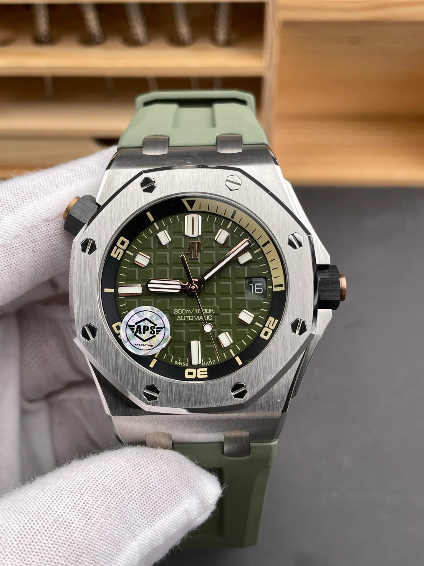 Royal Oak 15720 Avocado Green Dial