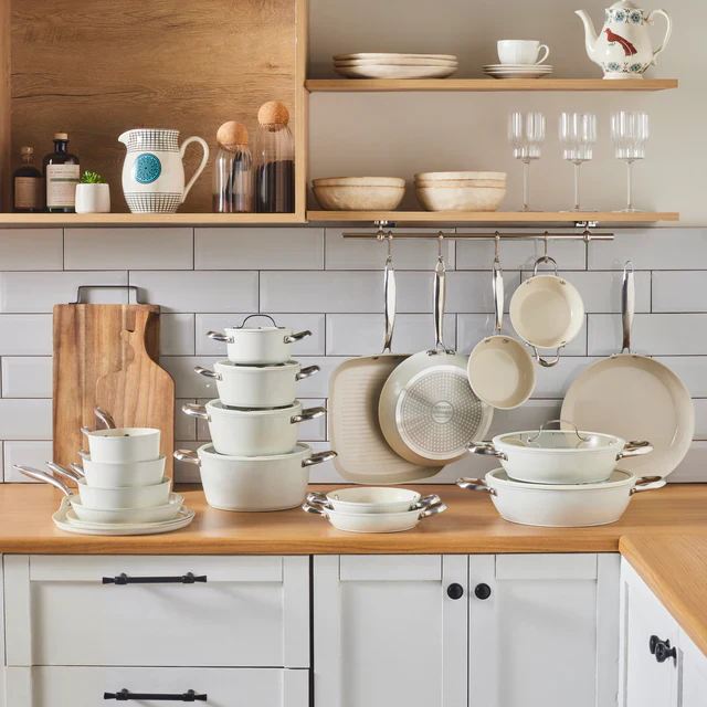 Casserole à Sauce Karaca Swiss Crystal Almond Cream avec Manche en Acier Inoxydable – 18 cm