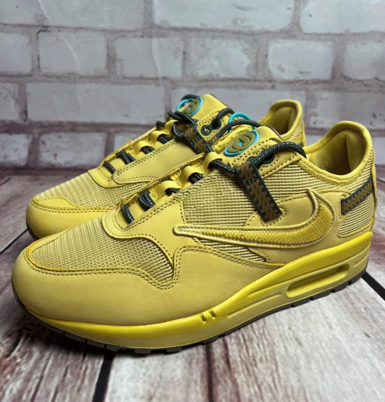 Travis Scott x Nike Air Max 1 Saturn Gold
