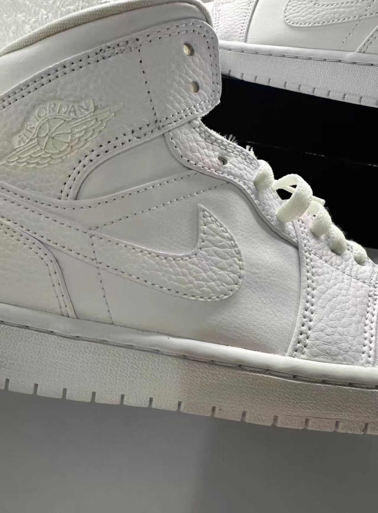 Nike Air Jordan 1 Mid "Triple White"