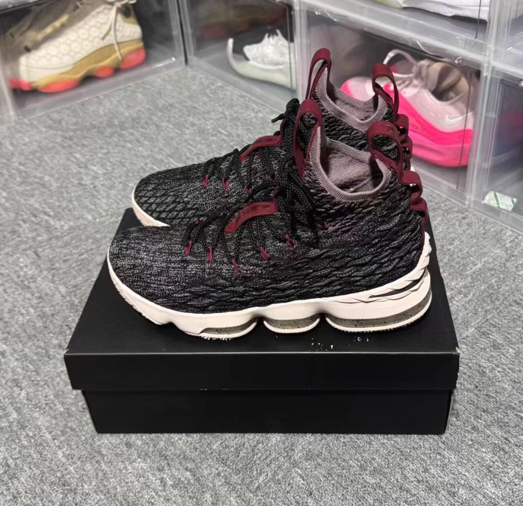 Nike LeBron 15 