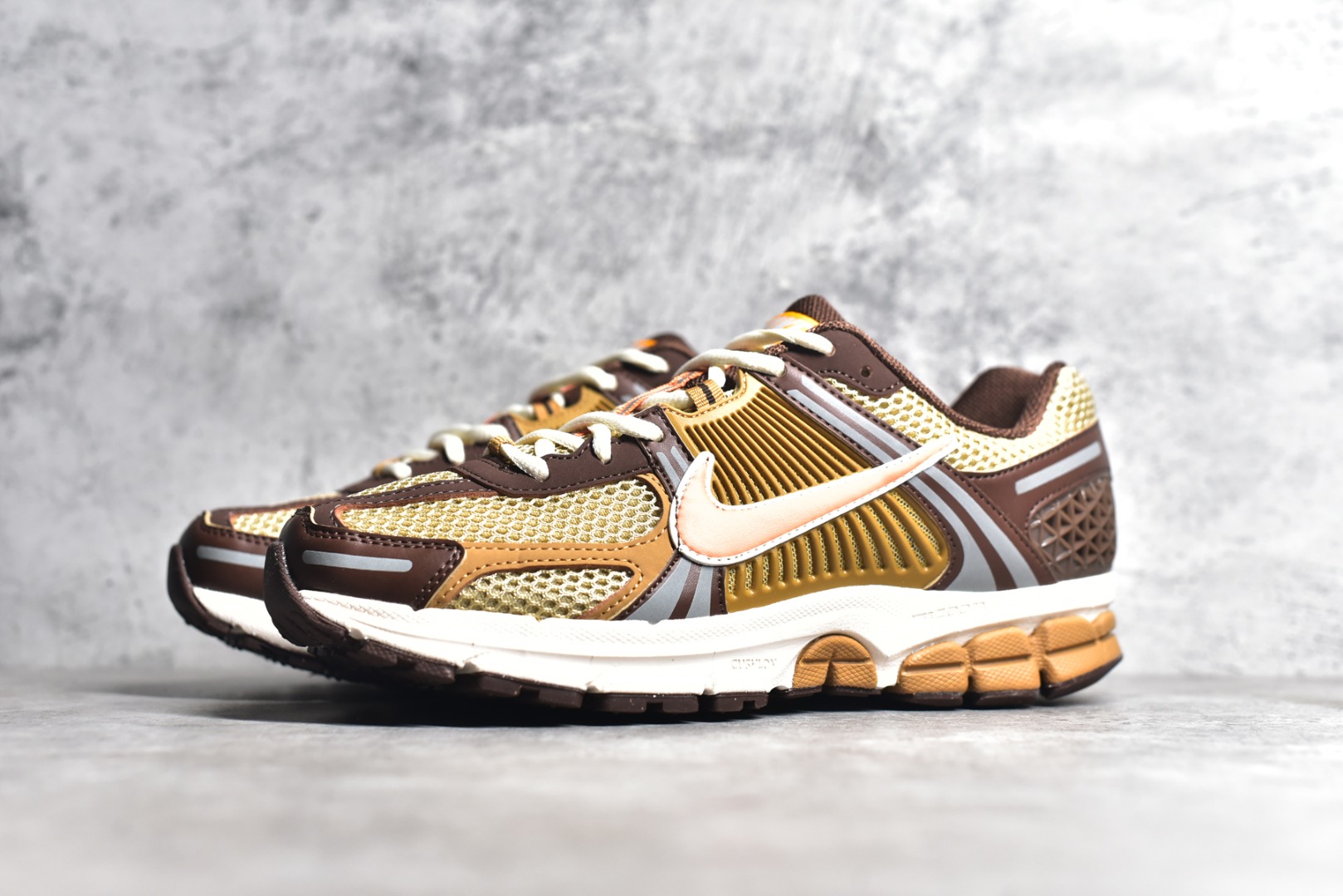 NIKE ZOOM VOMERO 5 WHEAT GRASS CACAO WOW FJ9149-700