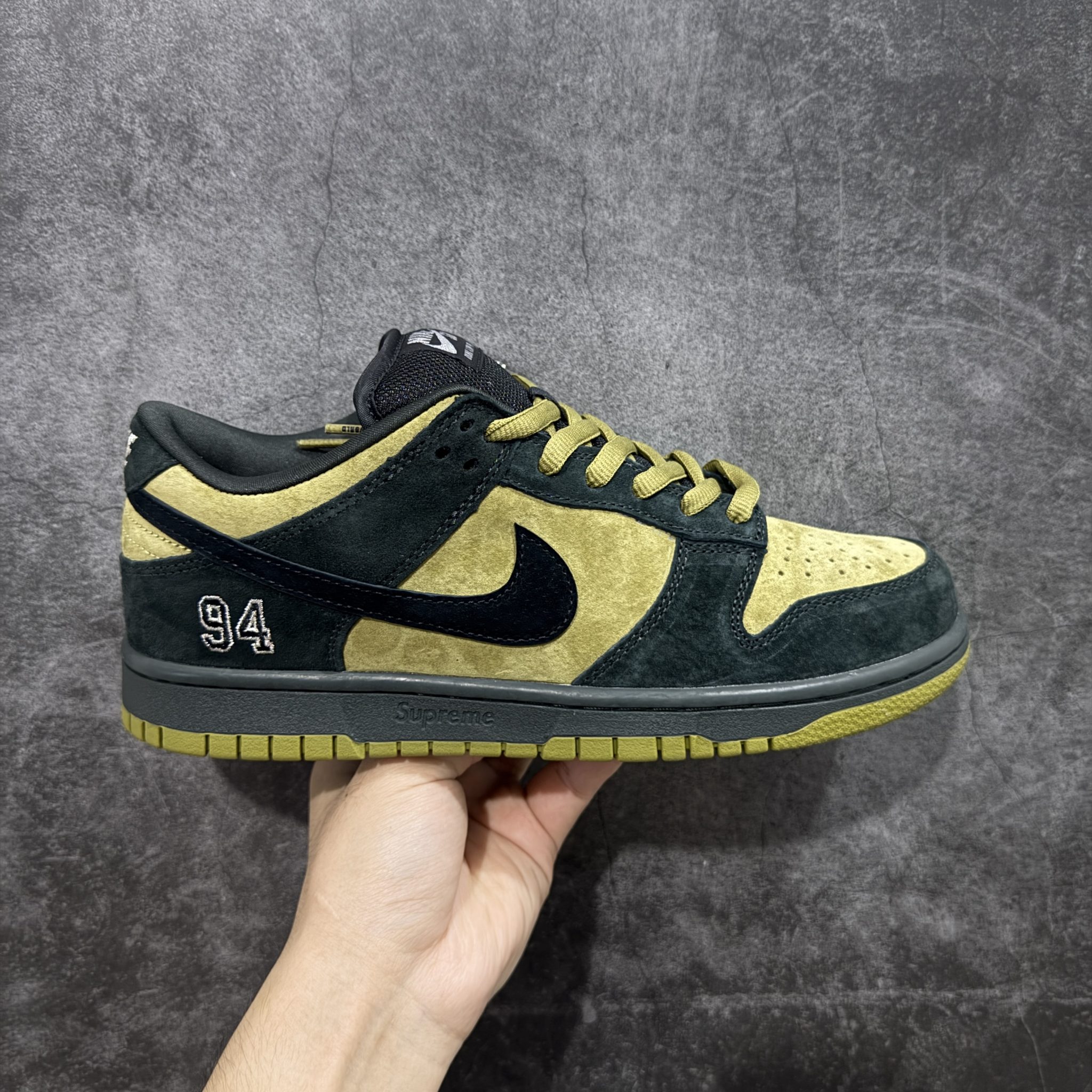 SB DUNK LOW SUPREME 94 CAMPER GREEN  HQ8487-300