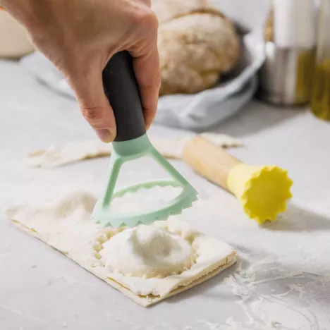 MARKA BERGHOFF Foremka do ravioli z rączką BERGHOFF LEO 11.5 cm nylonowa