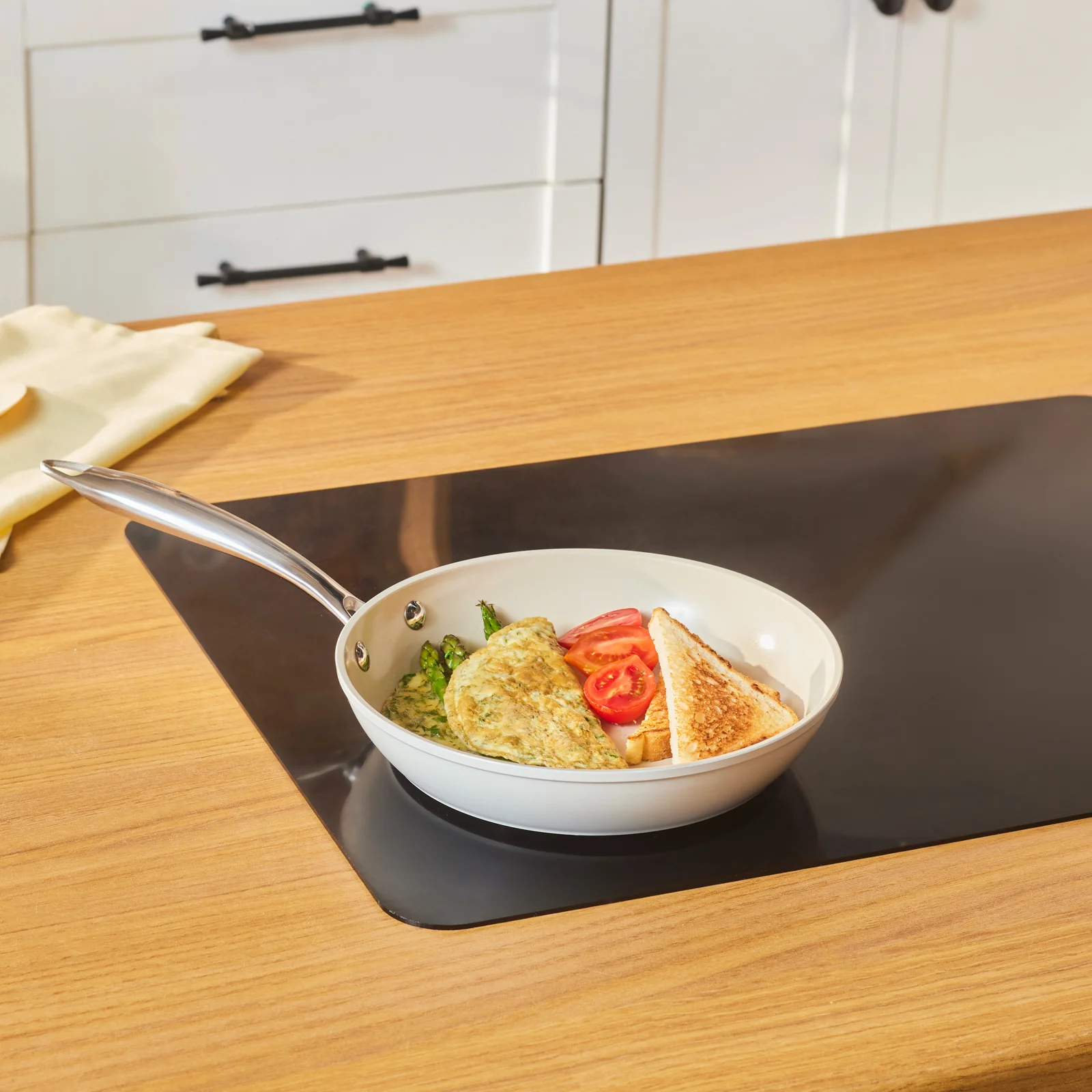 Karaca Swiss Crystal Almond Cream – Poêle avec poignée en acier inoxydable 22 cm