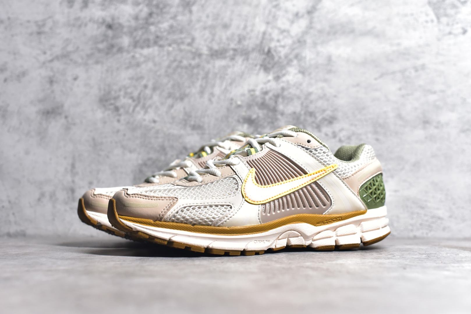 NIKE ZOOM VOMERO 5 SAIL LASER ORANGE MEDIUM OLIVE (W) FQ6868-181