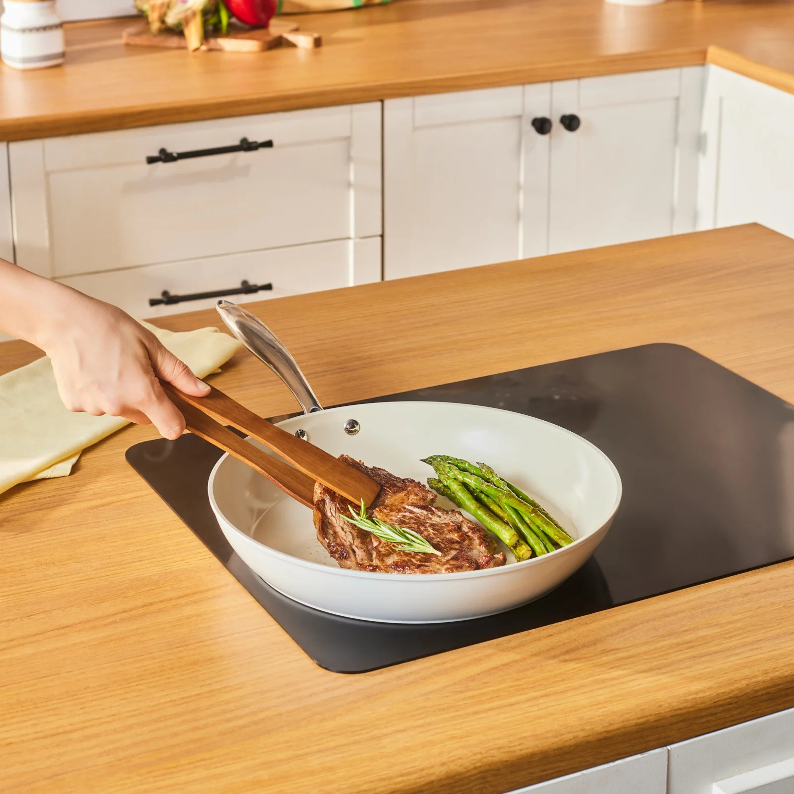 Karaca Swiss Crystal Almond Cream, Poêle, 32cm