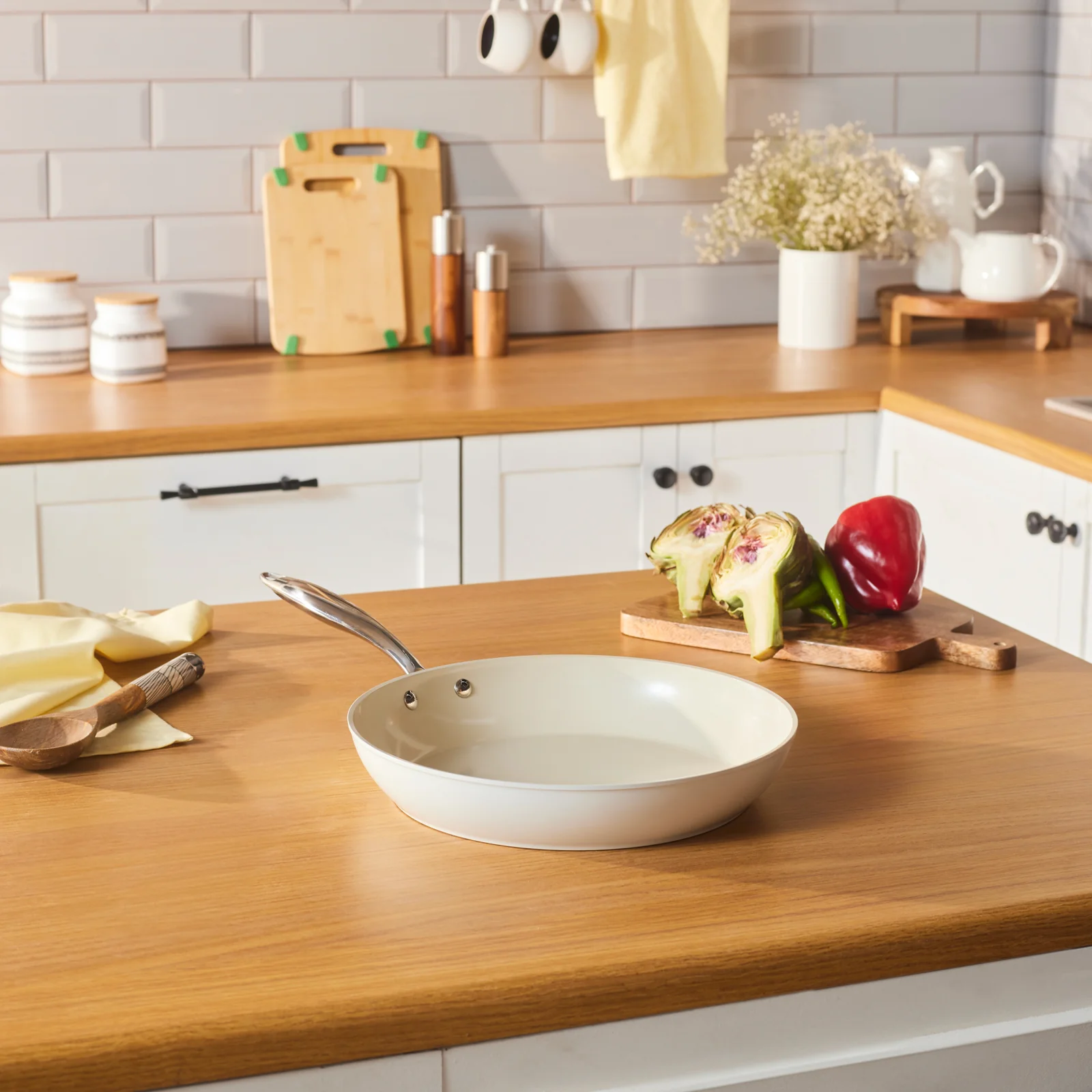 Karaca Swiss Crystal Almond Cream – Poêle avec poignée en acier inoxydable 30 cm