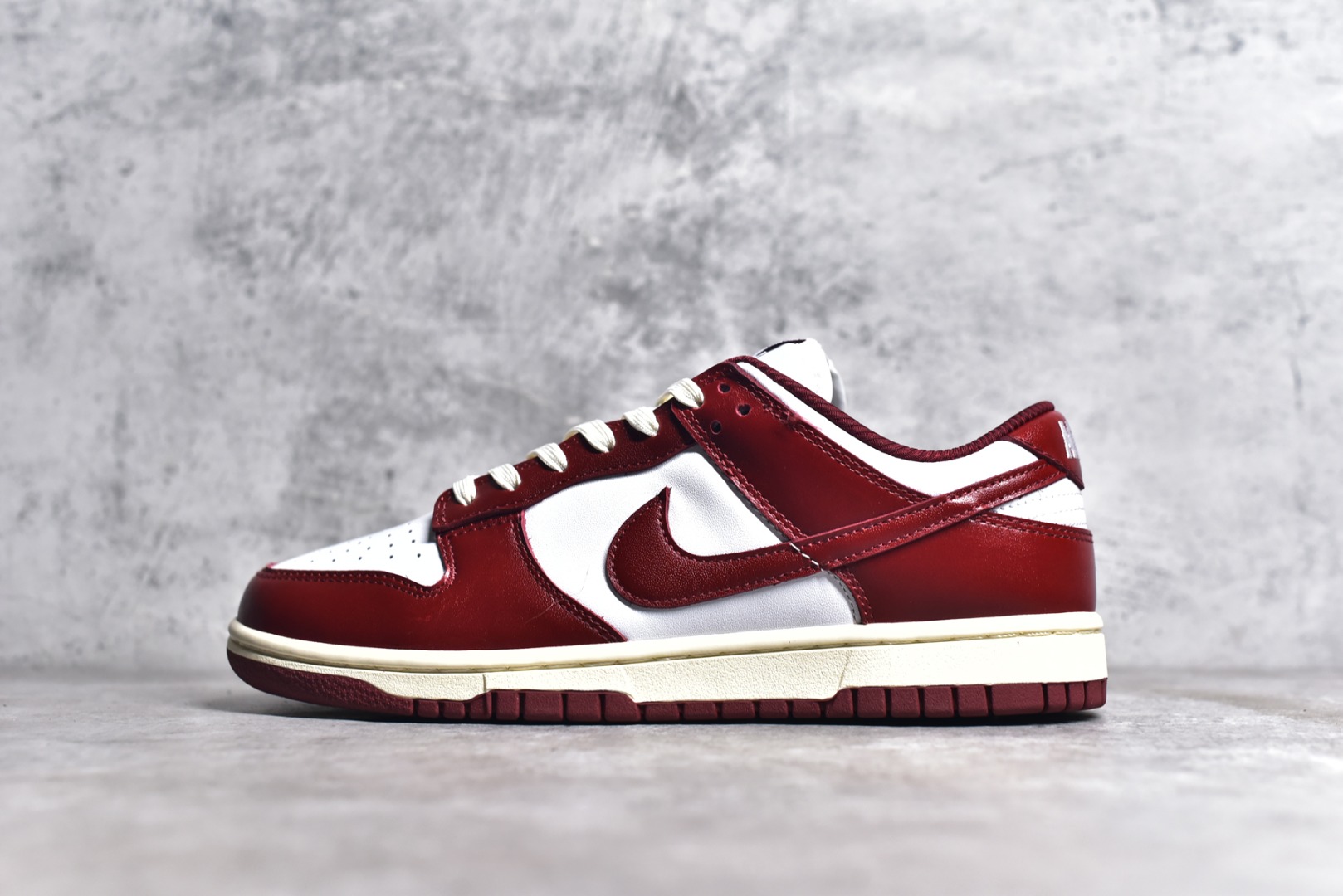 KO NIKE DUNK LOW PRM VINTAGE TEAM RED (W) FJ4555-100