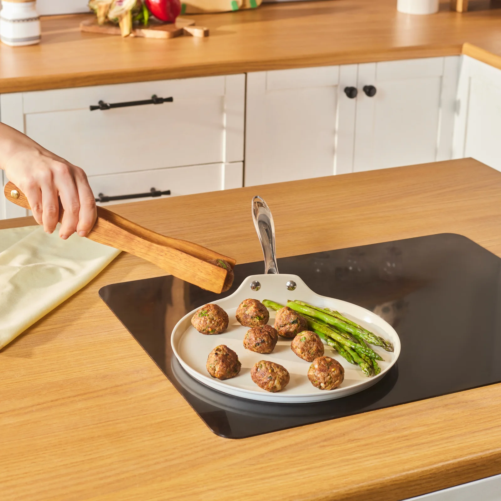 Karaca Swiss Crystal Almond Cream – Crêpière avec poignée en acier inoxydable 28 cm