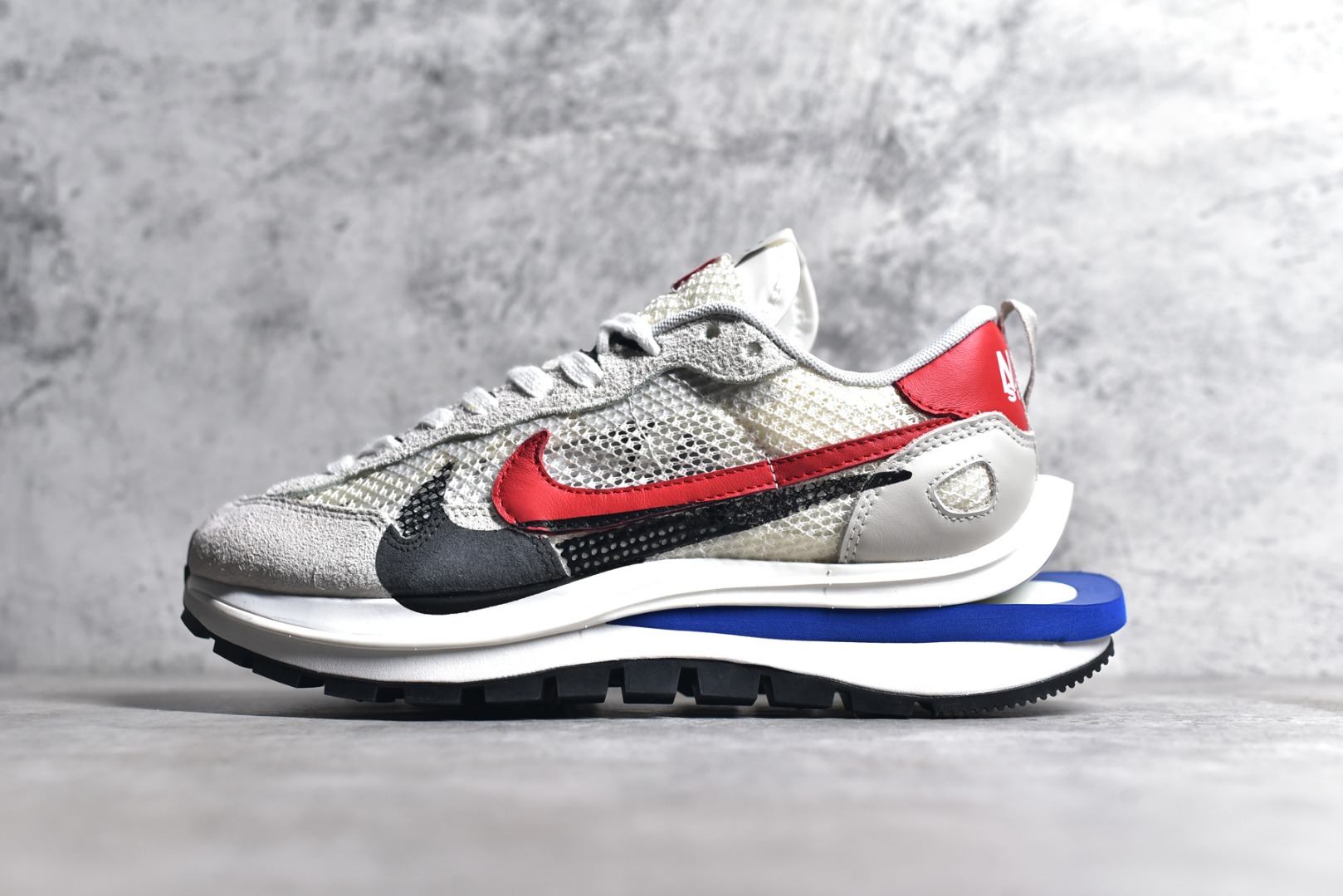 GS NIKE VAPORWAFFLE SACAI SPORT FUCHSIA GAME ROYAL CV1363-100
