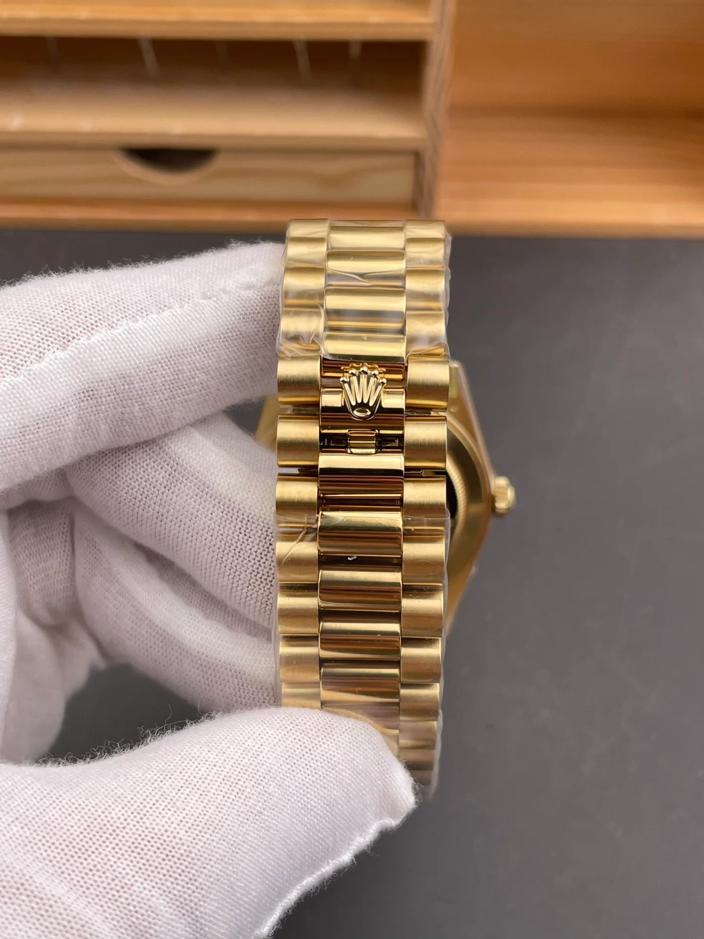 ay-Date Diamond Bezel Black Dial
