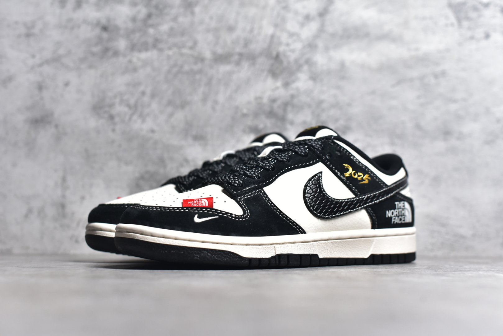SB DUNK LOW TNF FC1688-210