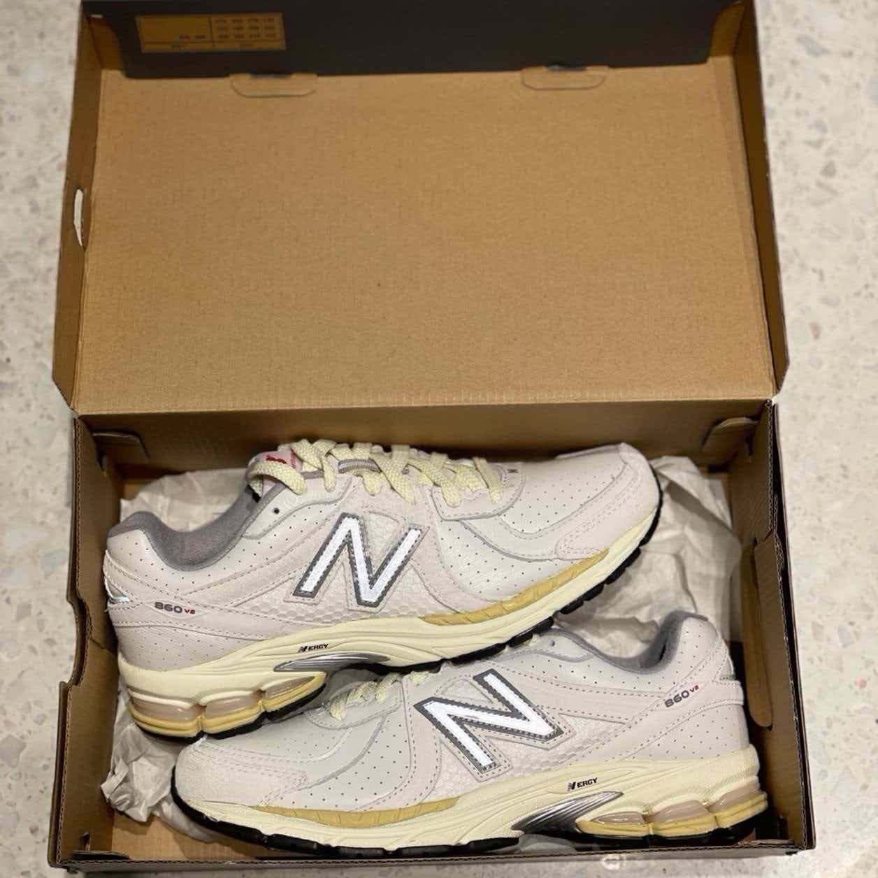 New Balance 860v2 