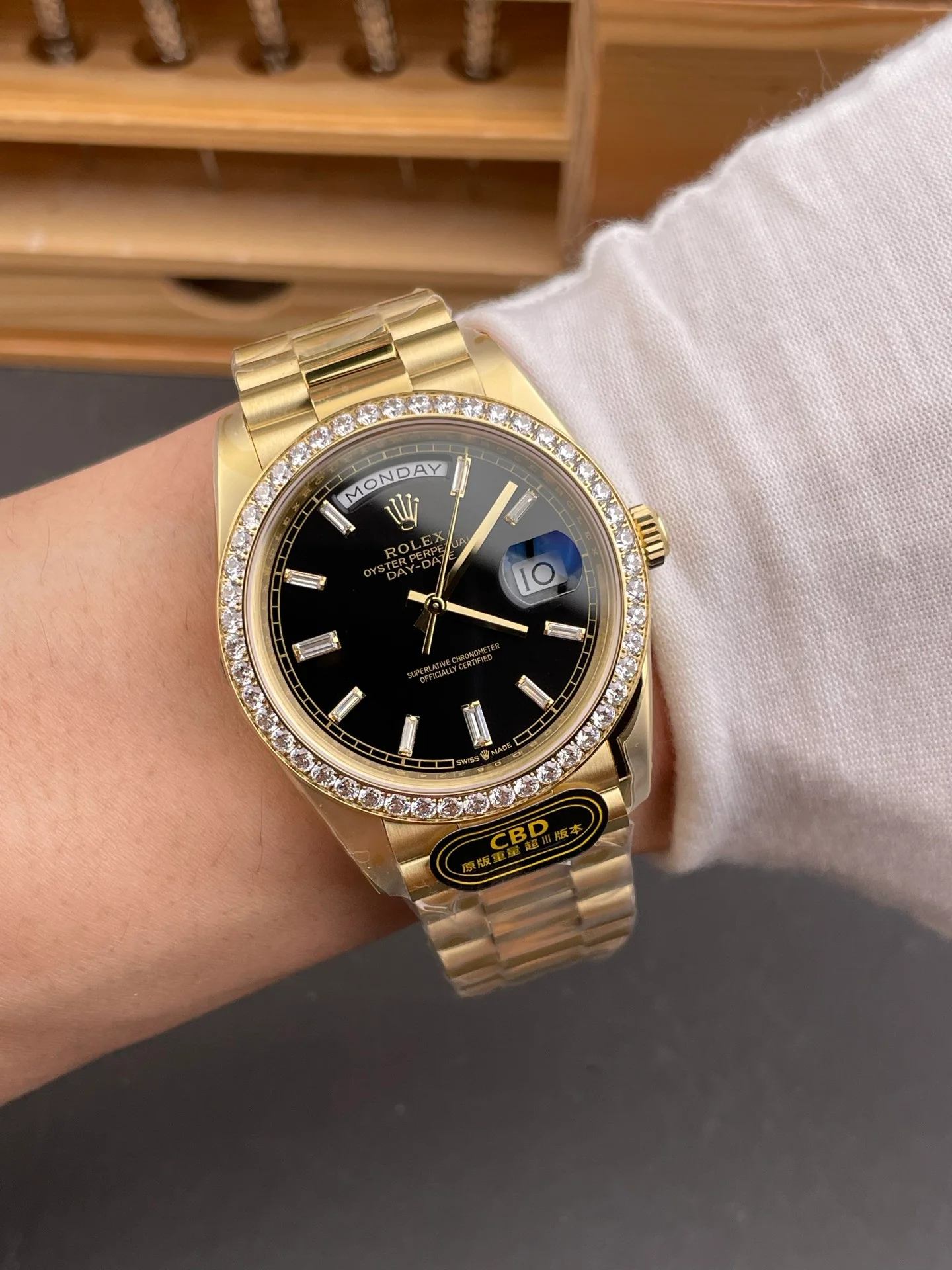 ay-Date Diamond Bezel Black Dial