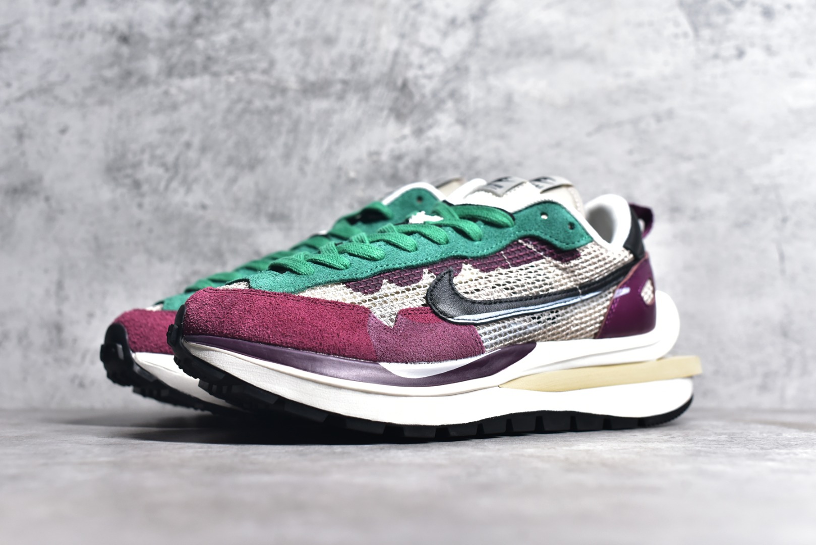 LJ BATCH NIKE VAPORWAFFLE SACAI VILLAIN RED NEPTUNE GREEN DD3035-200