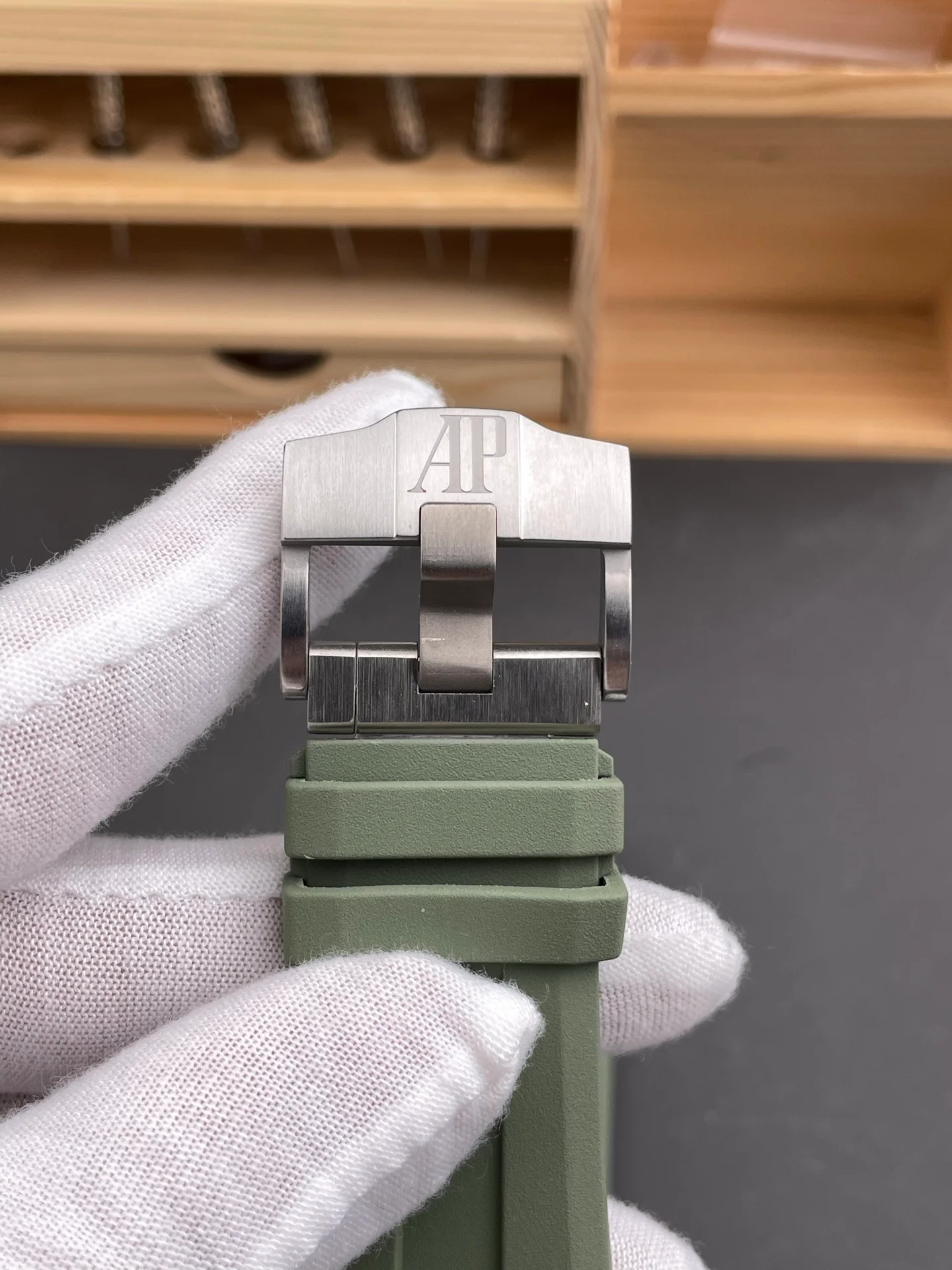 Royal Oak 15720 Avocado Green Dial
