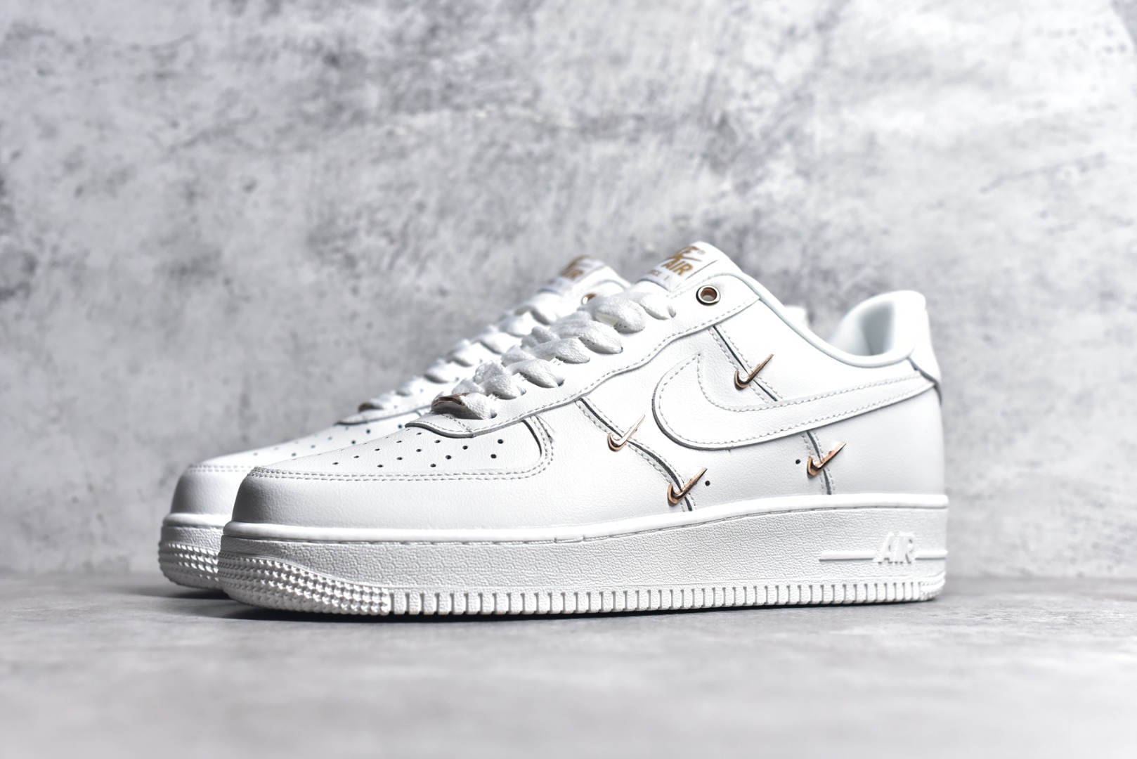 NIKE AIR FORCE 1 LOW SAIL METALLIC GOLD  FV3654-111
