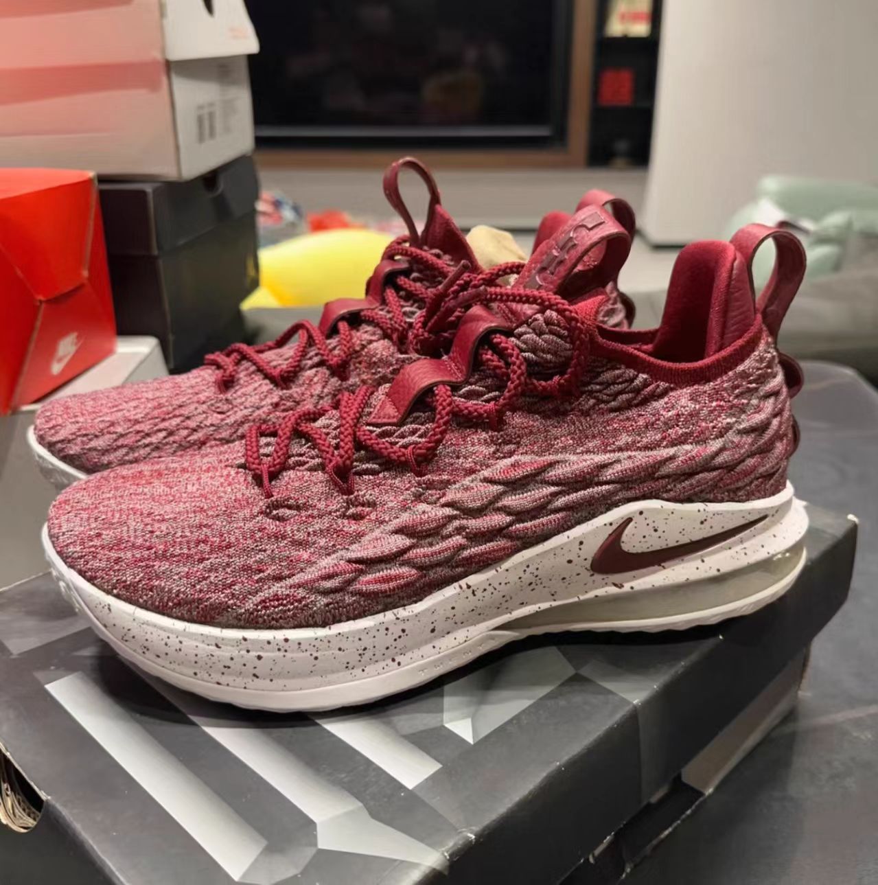 Nike LeBron 15 Low 