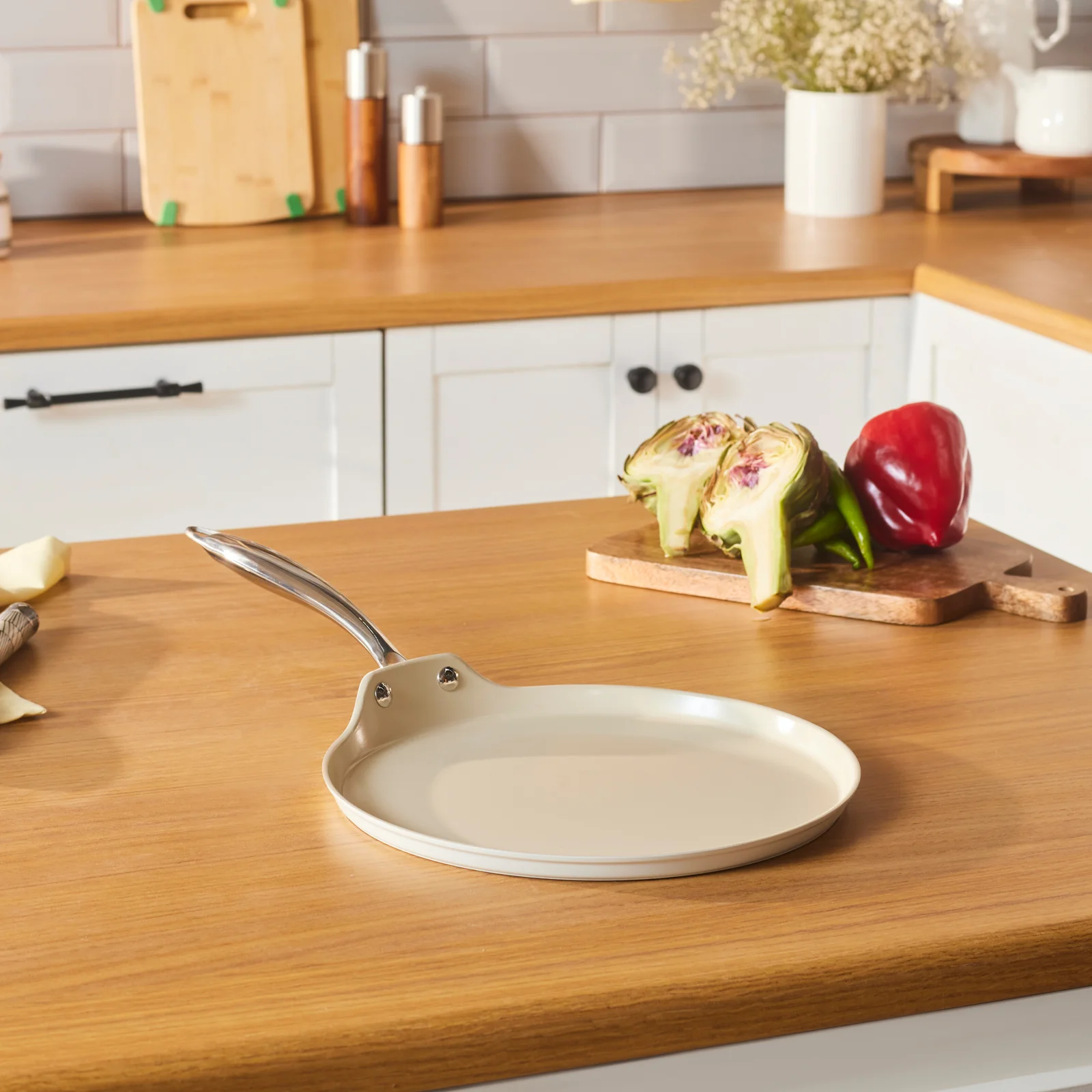 Karaca Swiss Crystal Almond Cream – Crêpière avec poignée en acier inoxydable 28 cm