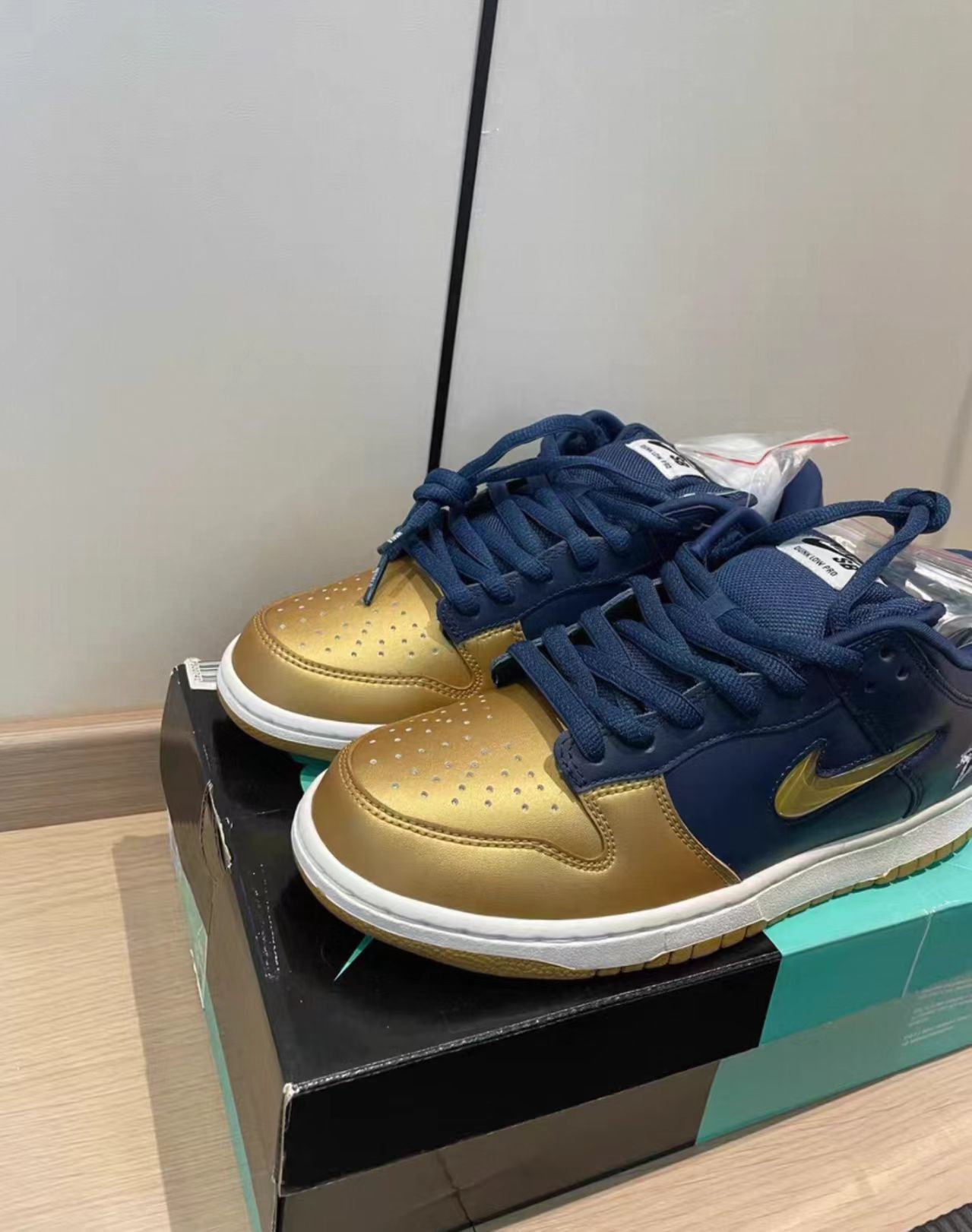 Supreme × Nike SB Dunk Low Pro QS "Metallic Gold / Midnight Navy"