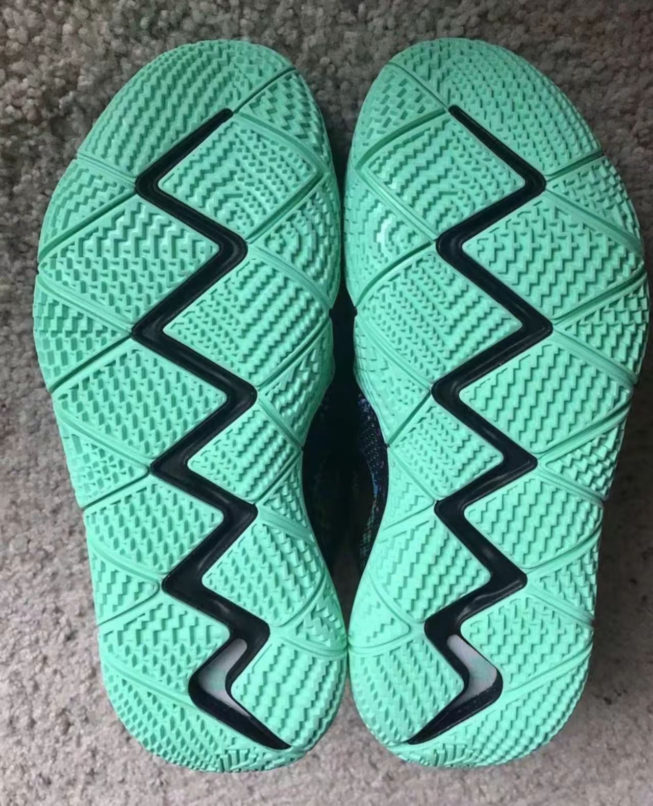 Nike KybridS2"Mismatched"