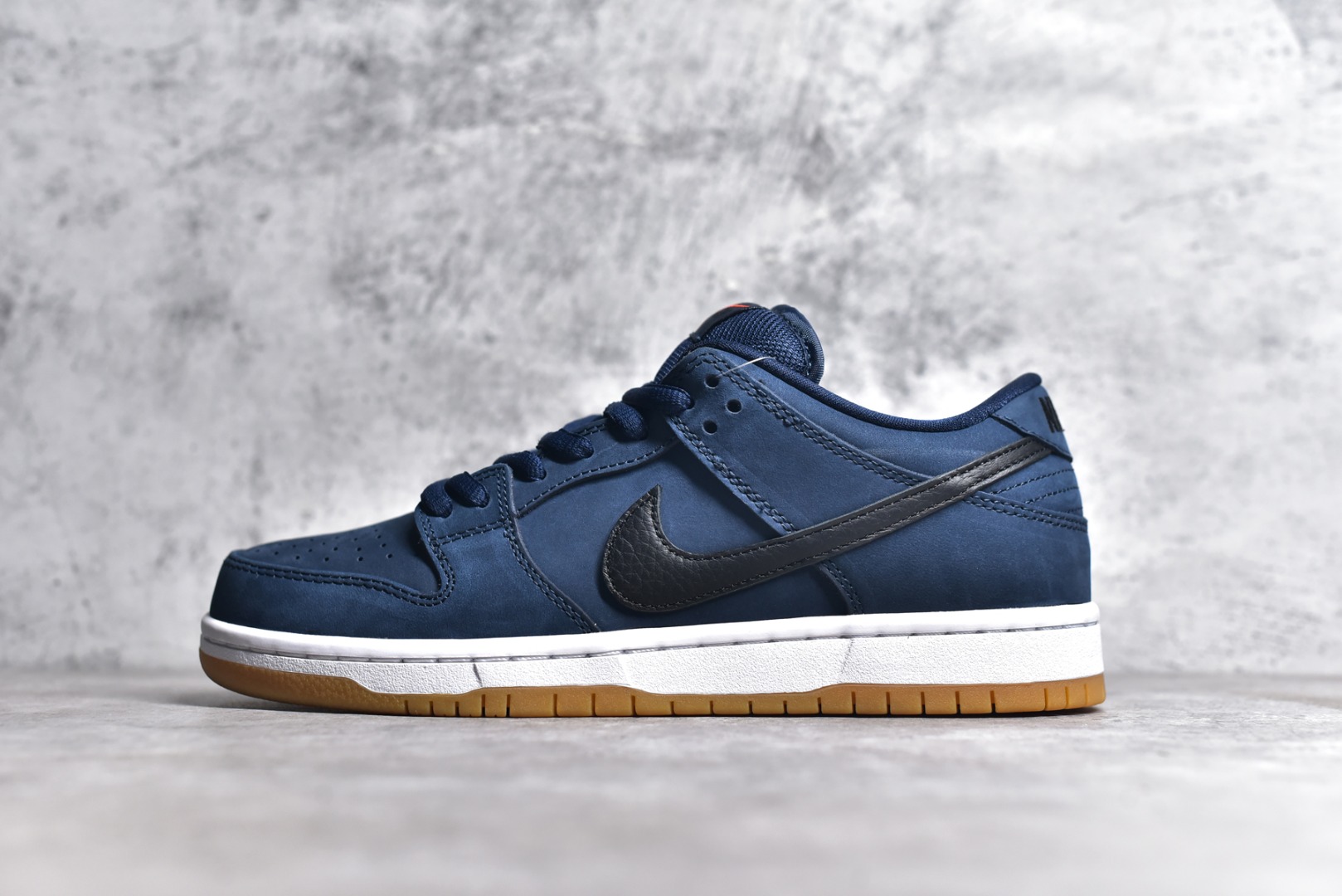 NIKE SB DUNK LOW NAVY BLACK GUM MEN'S CW7463-401