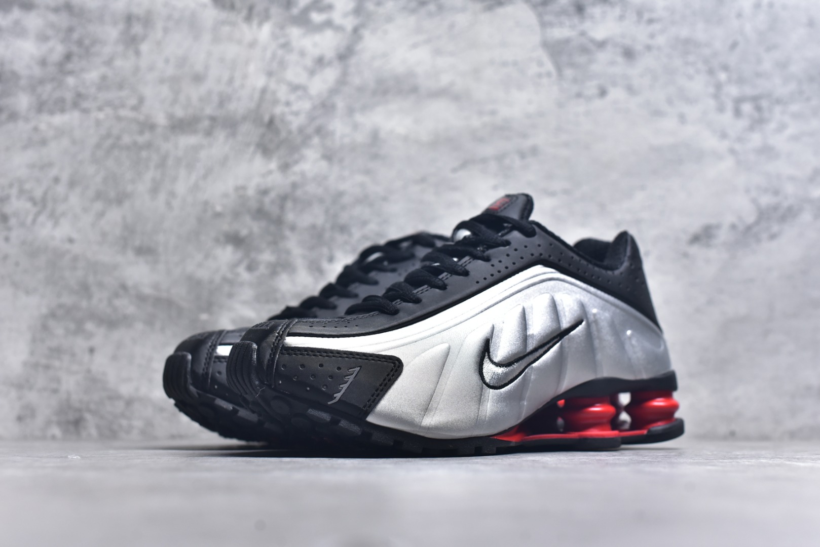 NIKE SHOX R4 BLACK METALLIC SILVER AR3565-011