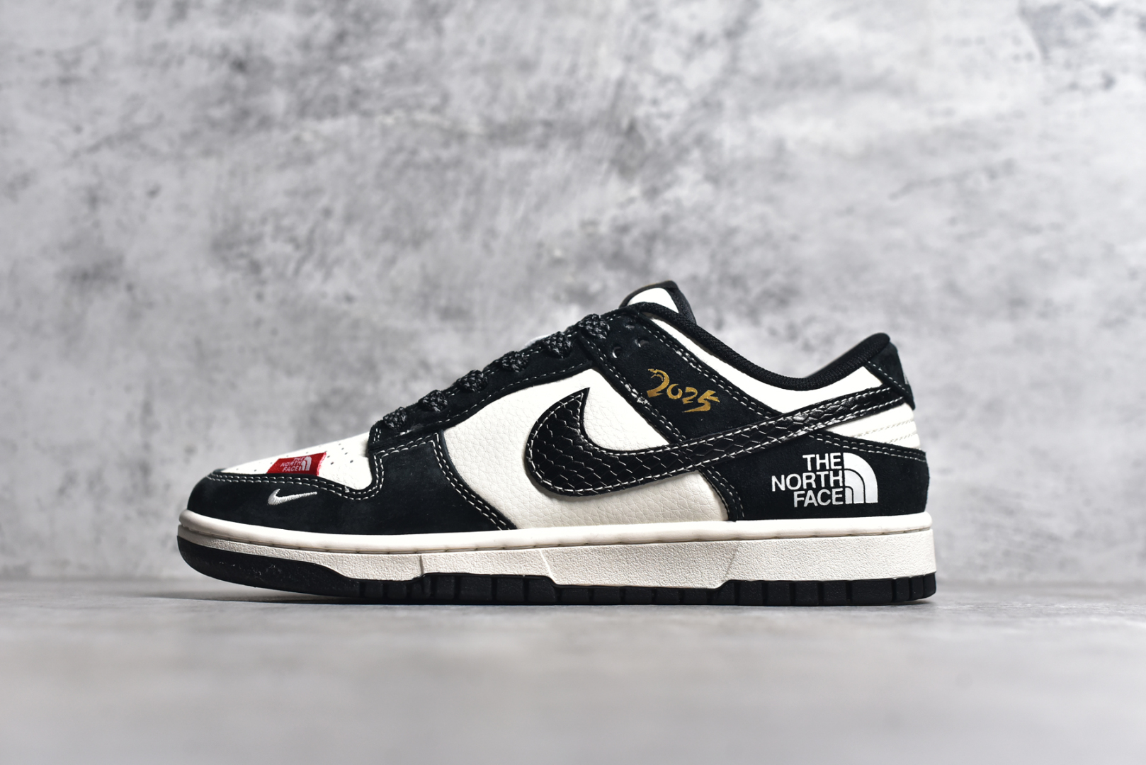 SB DUNK LOW TNF FC1688-210