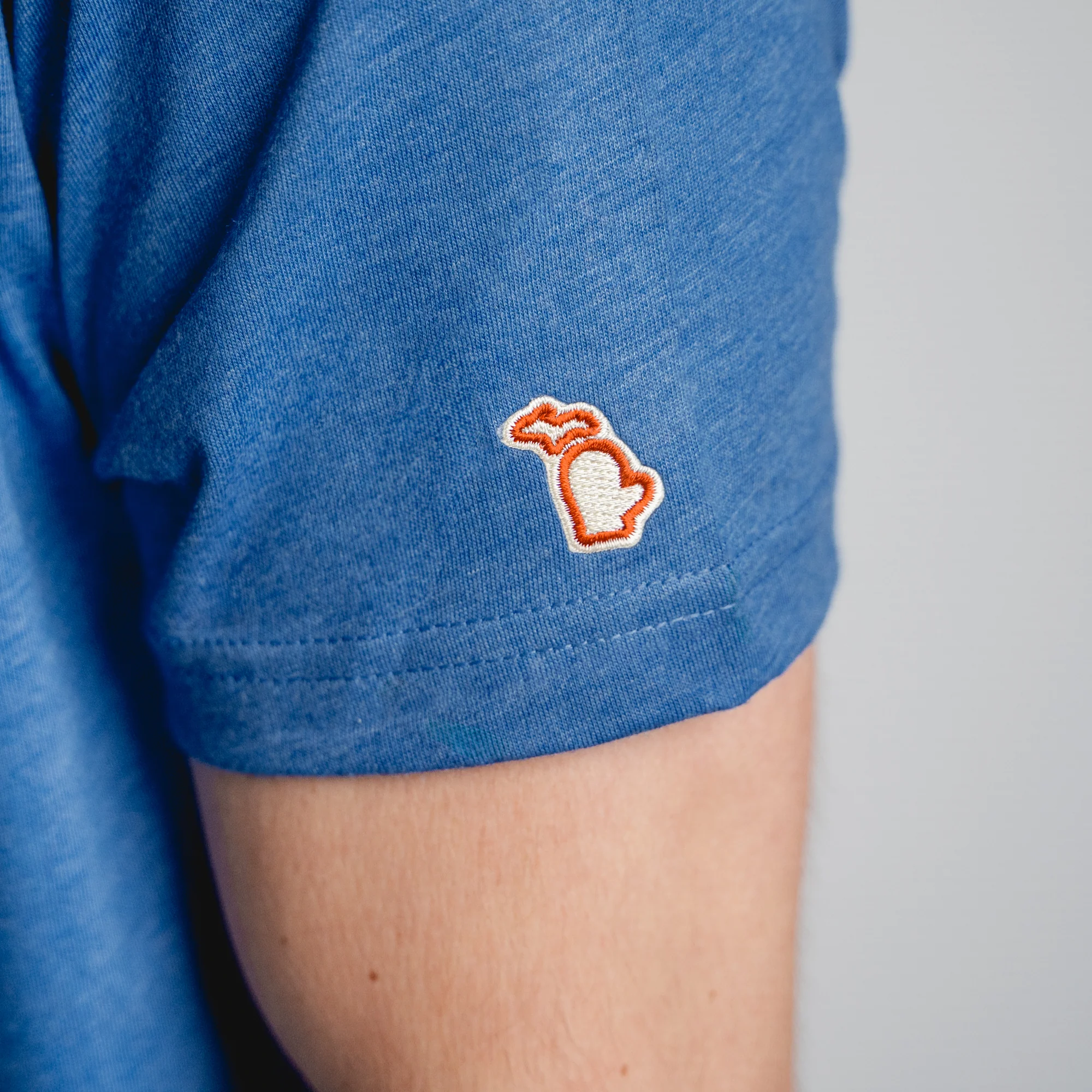 FLOATS WELL WITH OTHERS (UNISEX)