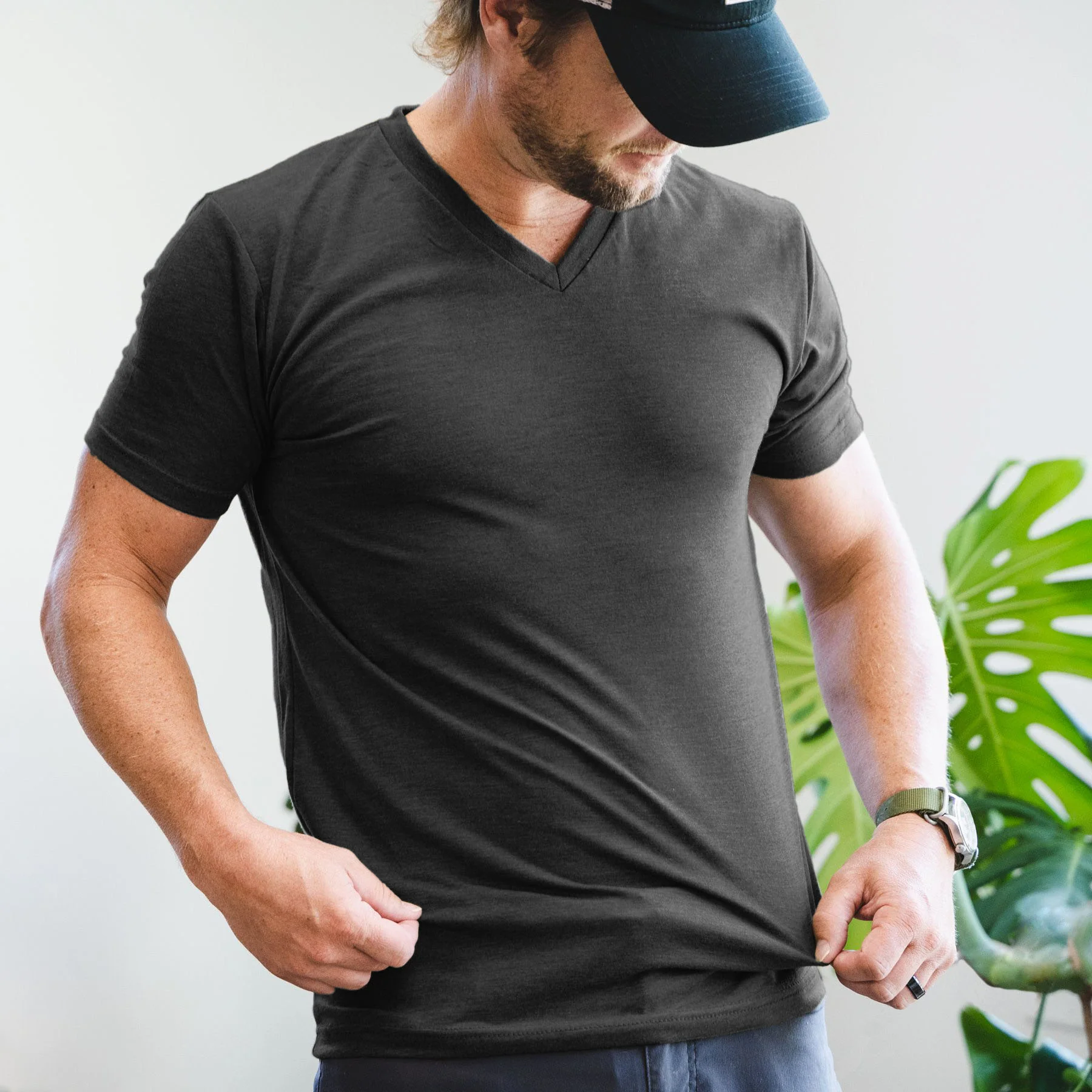 THE CLASSIC V-NECK (UNISEX)