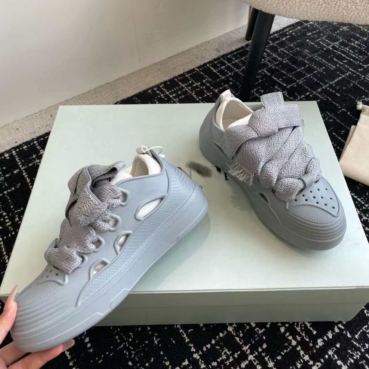 Lanvin Curb