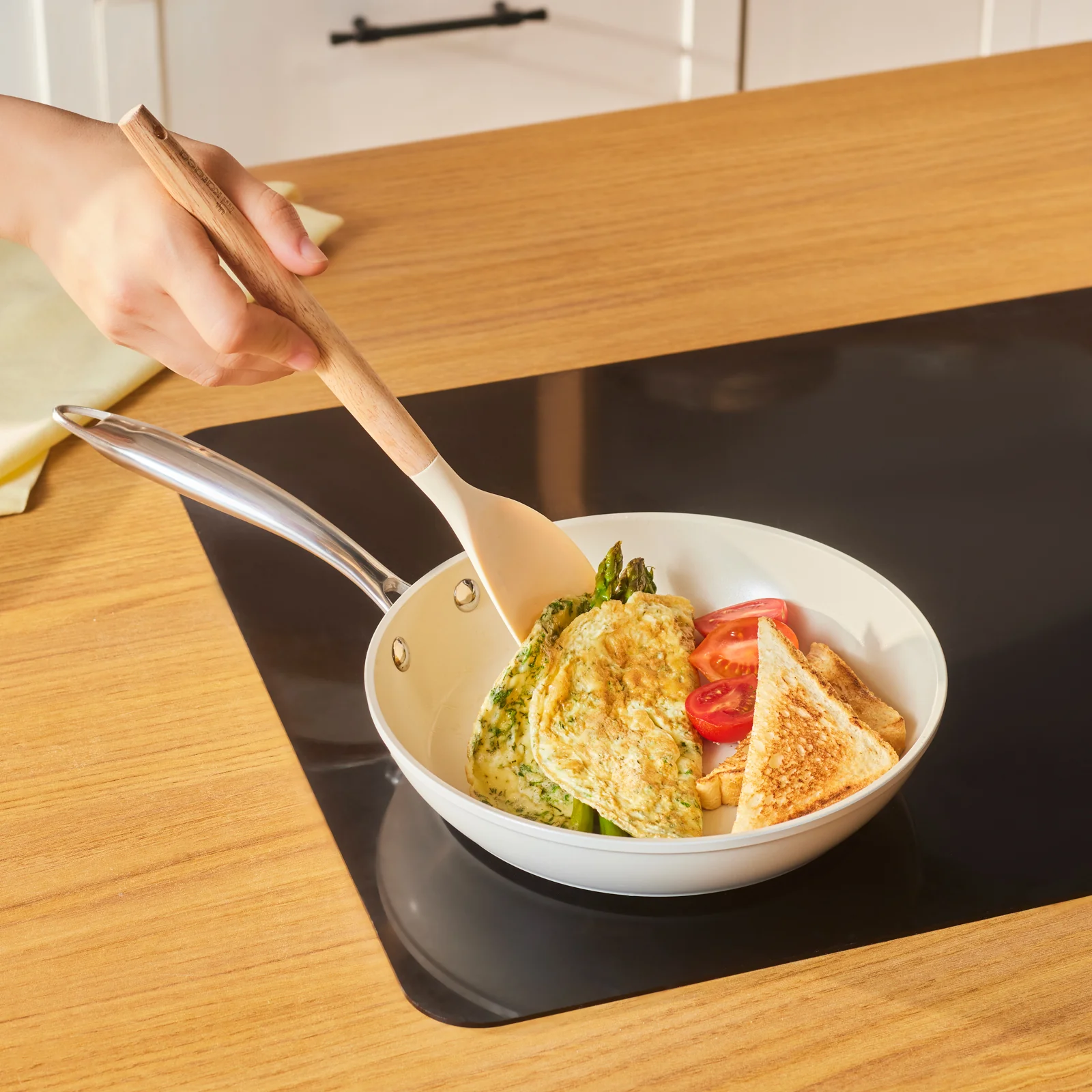 Karaca Swiss Crystal Almond Cream – Poêle avec poignée en acier inoxydable 22 cm