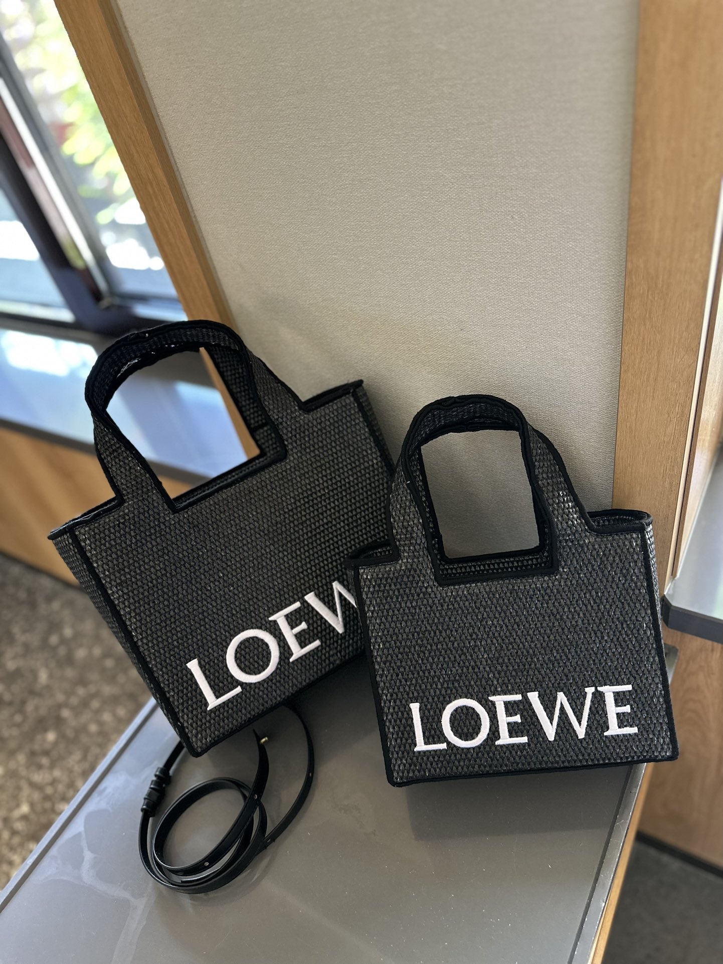 Font Tote in raffia