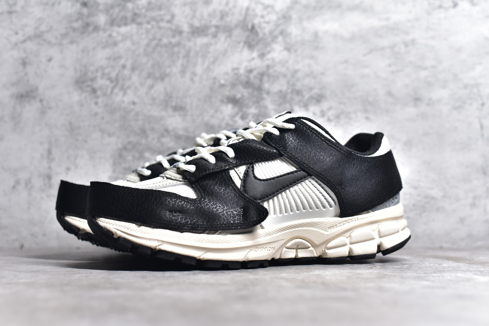 NIKE ZOOM VOMERO 5 TIMELESS PANDA DUNK (W)  FJ5474-133