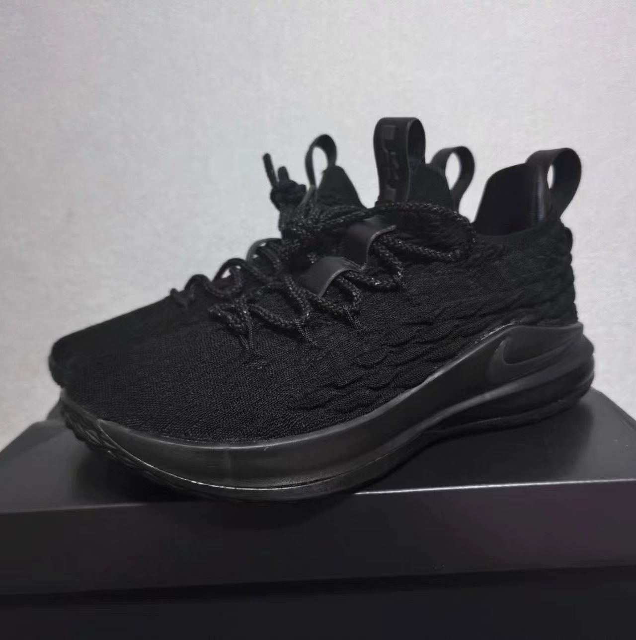 Nike LeBron 15 Low 