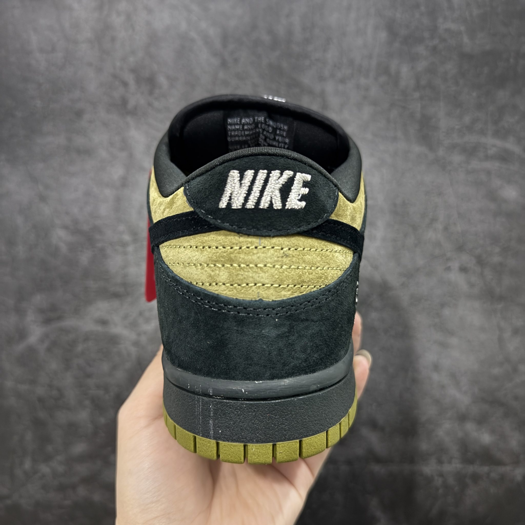SB DUNK LOW SUPREME 94 CAMPER GREEN  HQ8487-300