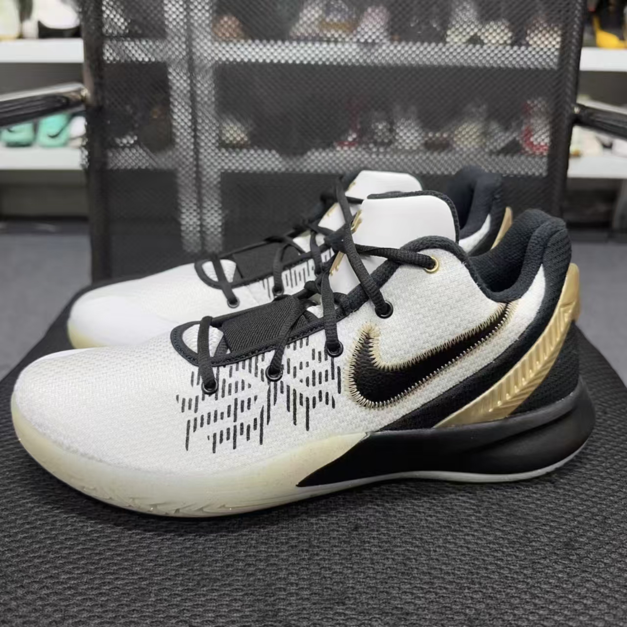 Nike Kyrie Flytrap 2 White Black Metallic Gold
