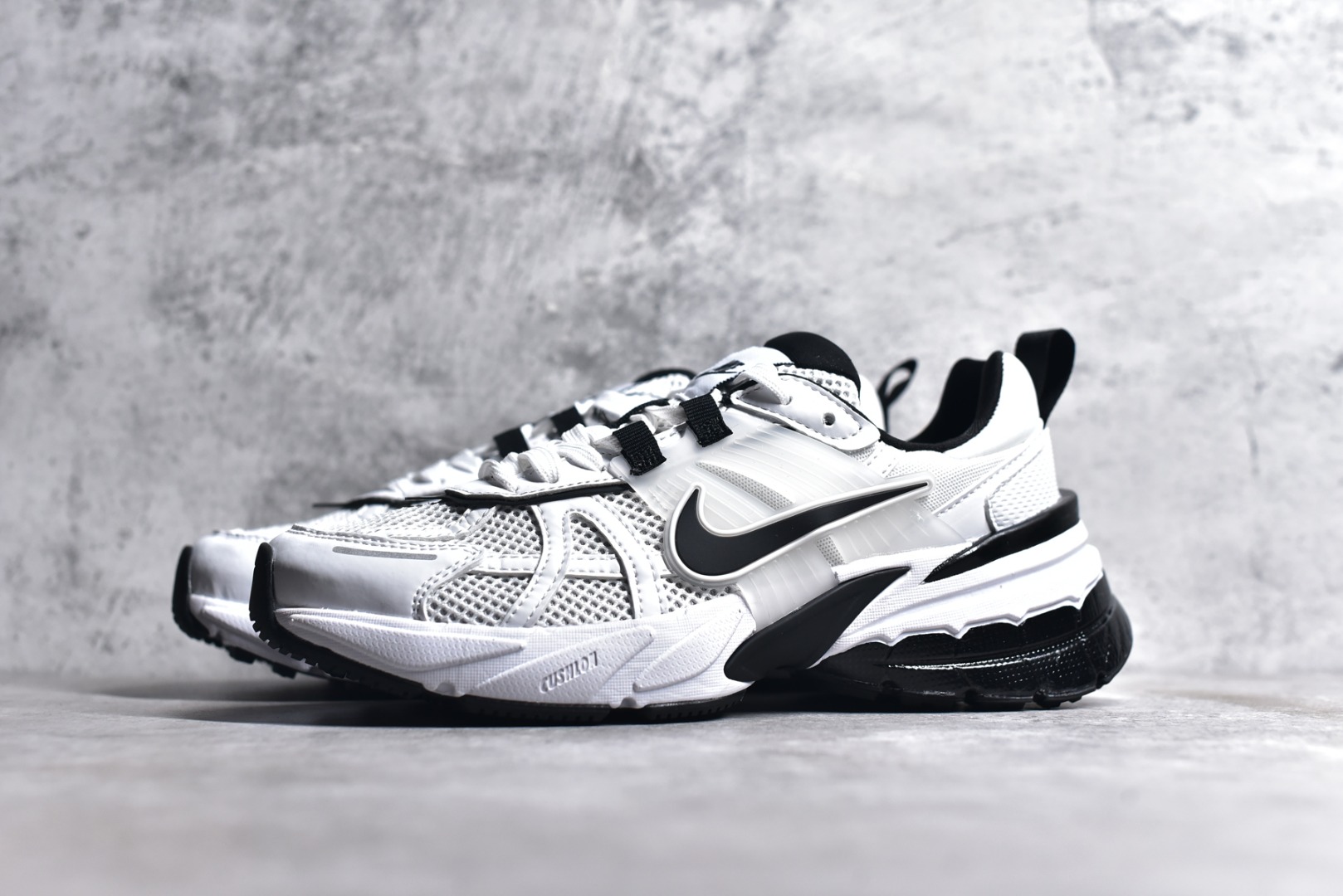 NIKE V2K RUN FD0736-102