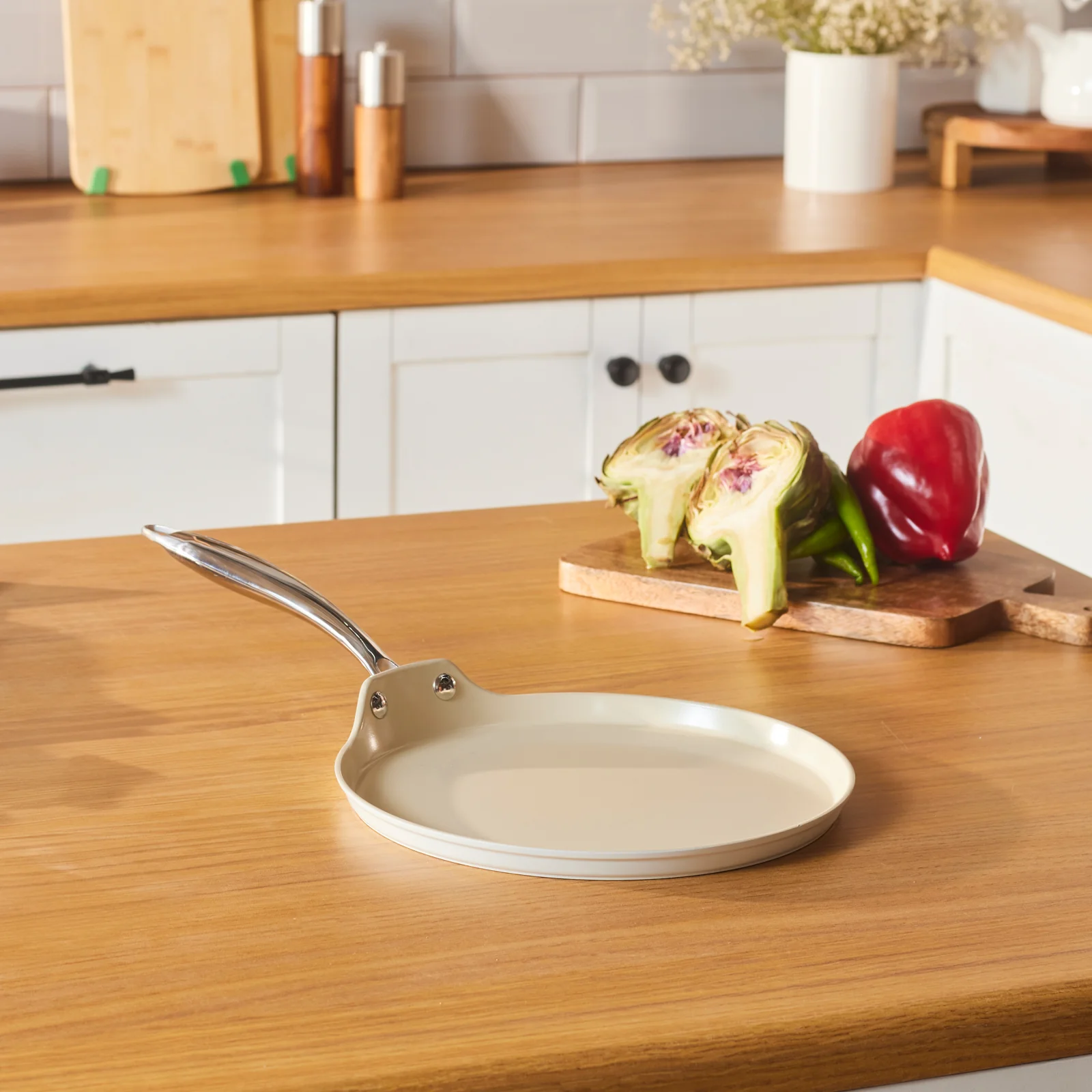 Karaca Swiss Crystal Almond Cream, Poêle à Crêpes, 25cm