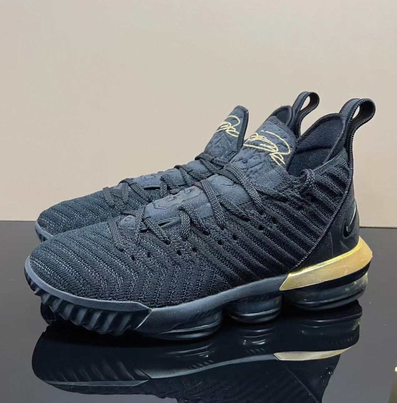 Nike LeBron 16 
