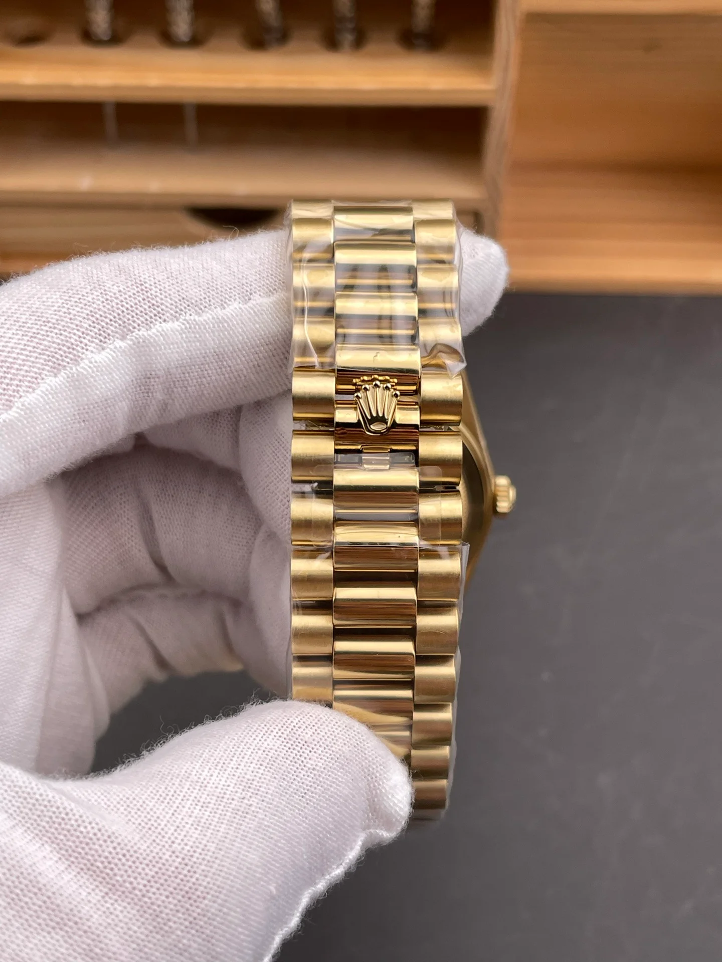 Yellow Gold White Roman Day-Date