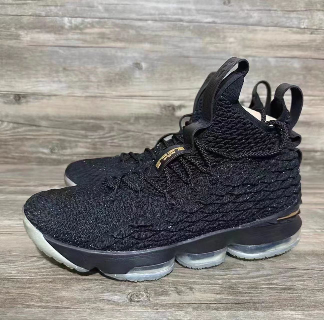 Nike LeBron 15 